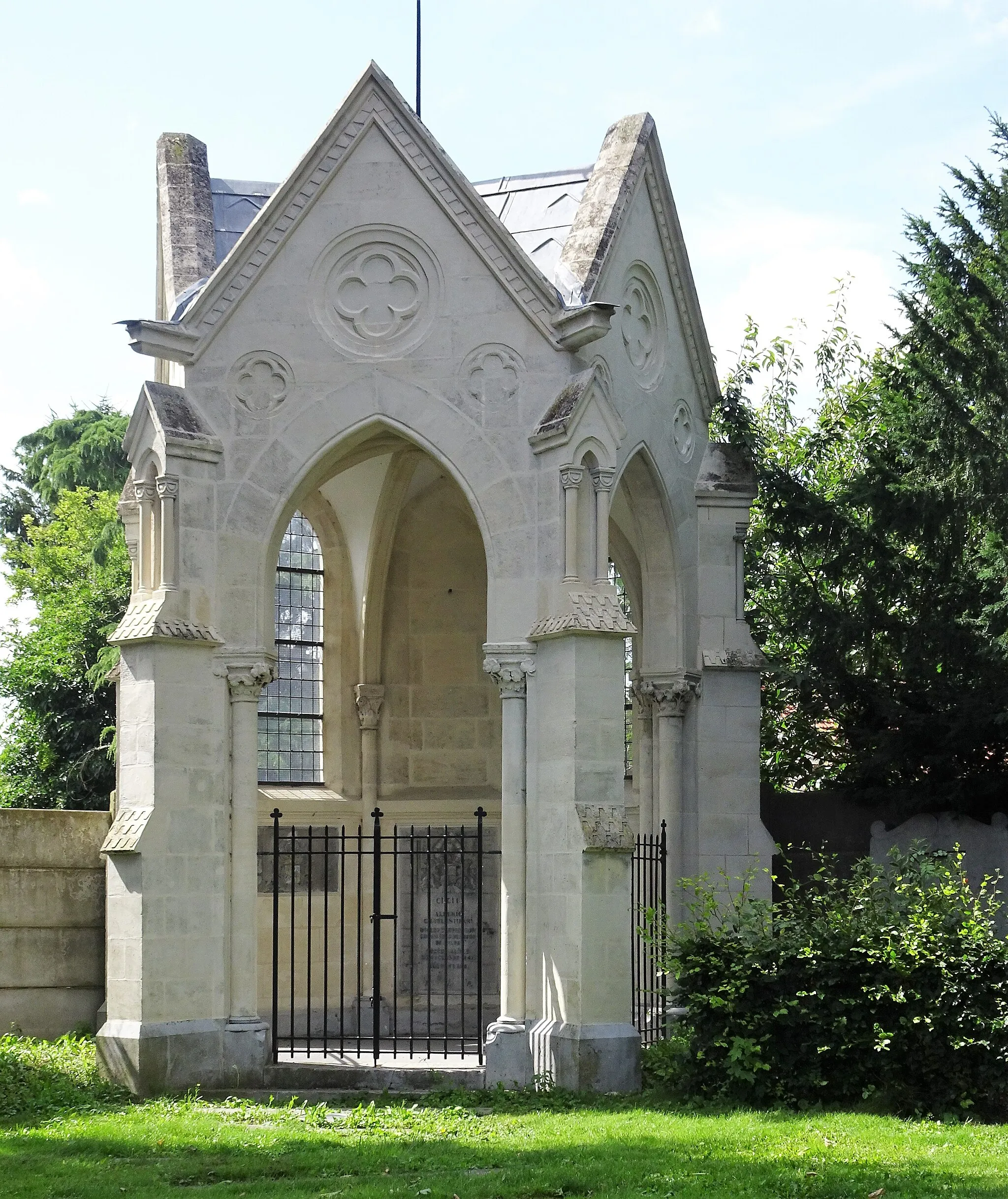 Photo showing: chapel of the counts of Hespel d'Hocron.- The counts of Hespel were a large family from Wallerand Hespel, 1st of the line since 1495. They owned land in the districts of Weppes, Carembaut, Ferrain, Pévèle, Mélantois , in Artois and in the Chatellenie de Courtrai. These areas extended more particularly to Fournes-en-Weppes and Salomé Salomé, France
