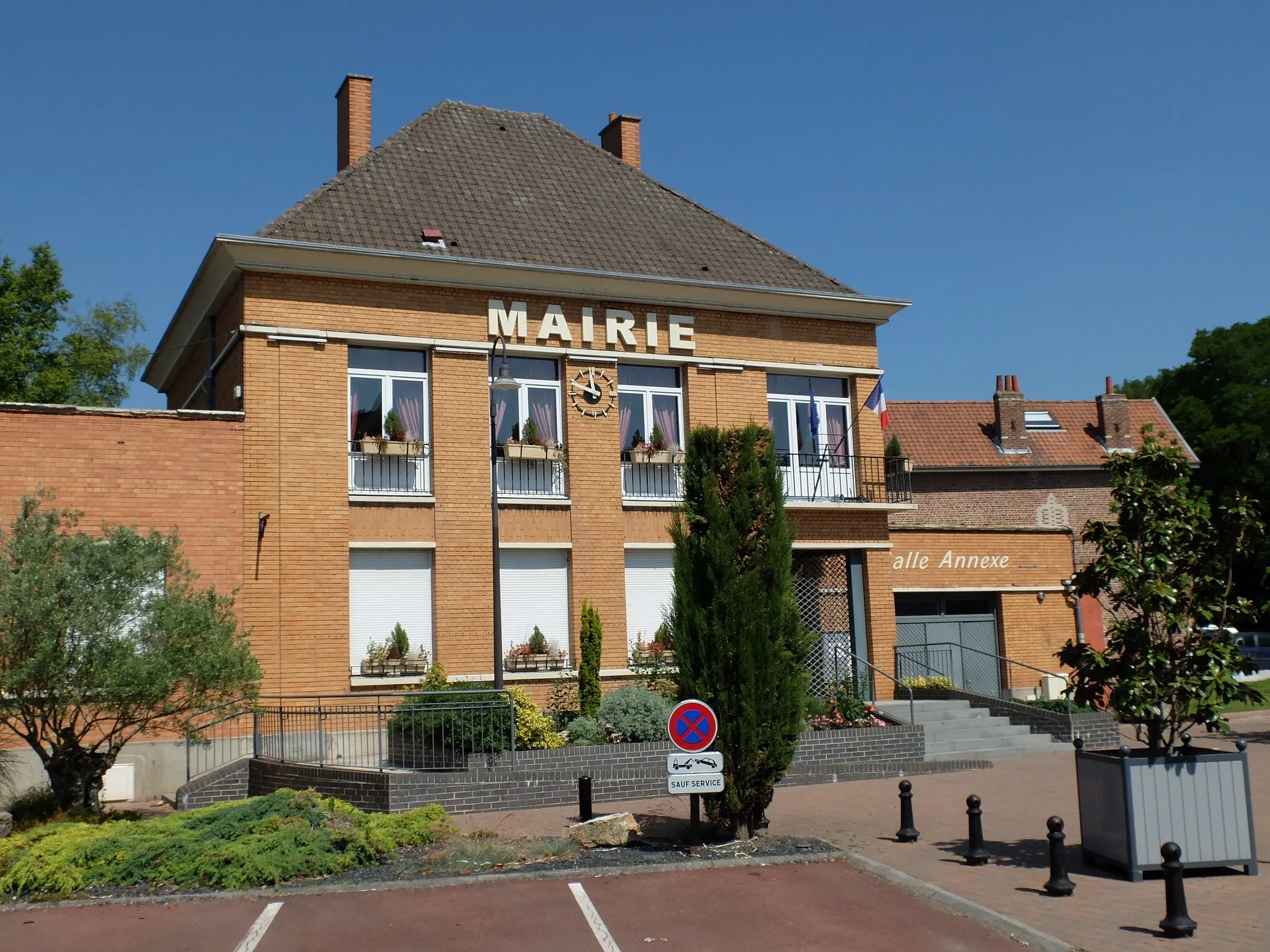 Photo showing: Vue de la mairie de Courchelettes.