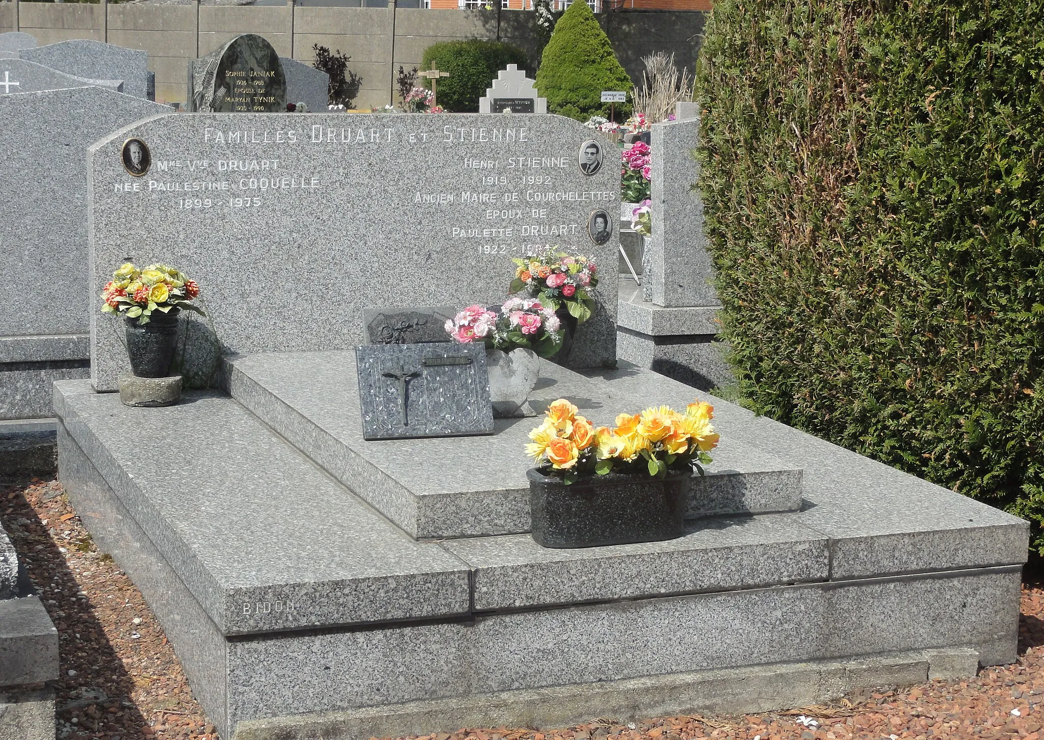 Photo showing: Grave of Q93104325

Depicted place: Cimetière de Courchelettes