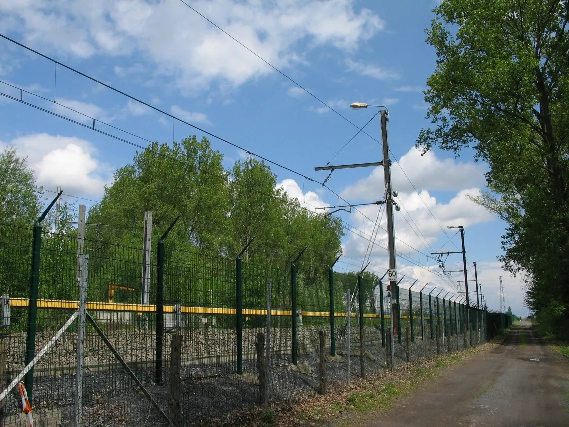 Photo showing: Situé au N-O de l'agglomération valenciennoise en lisière du PNR Scarpe-Escaut et l'A23, le centre d'essais ferroviaire lancé en 1999, s'étend sur 50 ha répartis à travers les communes de Raismes et Petite-Forêt.
Propriété d'Alstom avec une participation de l'agence Certifer et son grand rival local Bombardier, qui possède de l'autre côté du pôle urbain nordiste son site de production de Crespin vers la frontière belge (ex-ANF, Blanc-Misseron).
Hautement sécurisé, le CEF permet de tester tous types de matériels, tant urbain qu'interurbain (métros, trams, tram-train, rames régionales...) sur plusieurs voies jusqu'à 110 km/h, ainsi que les composants annexes comme le pilotage automatique (technologie type VAL), signalisation ou encore alimentation électrique.
Les installations fournissent au choix, les 5 grandes tensions présentes à l'échelle internationale:

25 kV ~AC sous fréquence industrielle 50 (standard actuel LGV) ou 60 Hz;
15 kV 16,7 Hz ~AC (normes allemande, autrichienne, suisse et scandinave partielle);
3 kV -DC (Belgique, Espagne, Italie, Pologne...);
1,5 kV -DC (France, Pays-Bas...);
750 V -DC (réseaux urbains types trams, 3e rail) En 2012 est livrée l'annexe de Tronville en Barrois, Meuse, permettant de tester le matériel lourd fret, ainsi que les rames grandes lignes jusqu'à 160 km/h.
La boucle nordiste est l'une des 3 en service sur le continent européen, avec ses homologues allemande de Wildenrath, à l'ouest de Mönchengladbach et Cerhenice en Tchéquie.

Il est prévu dans un proche avenir, de développer l'infrastructure en l'ouvrant à l'ensemble des acteurs de cette filière en pleine mutation, comme en atteste le rapprochement Alstom-Siemens survenu à l'automne 2017...