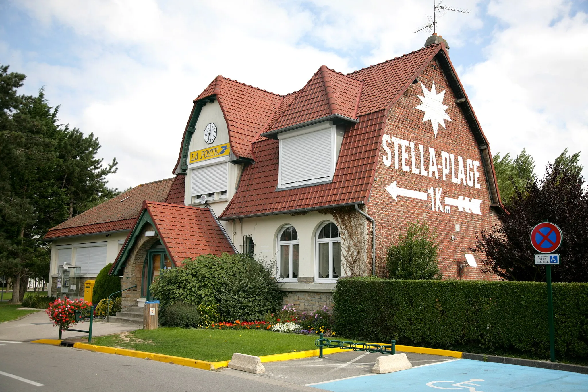 Photo showing: France, Pas-de-Calais, Cucq -Trépied - Stella Plage  : architecture " la Poste "