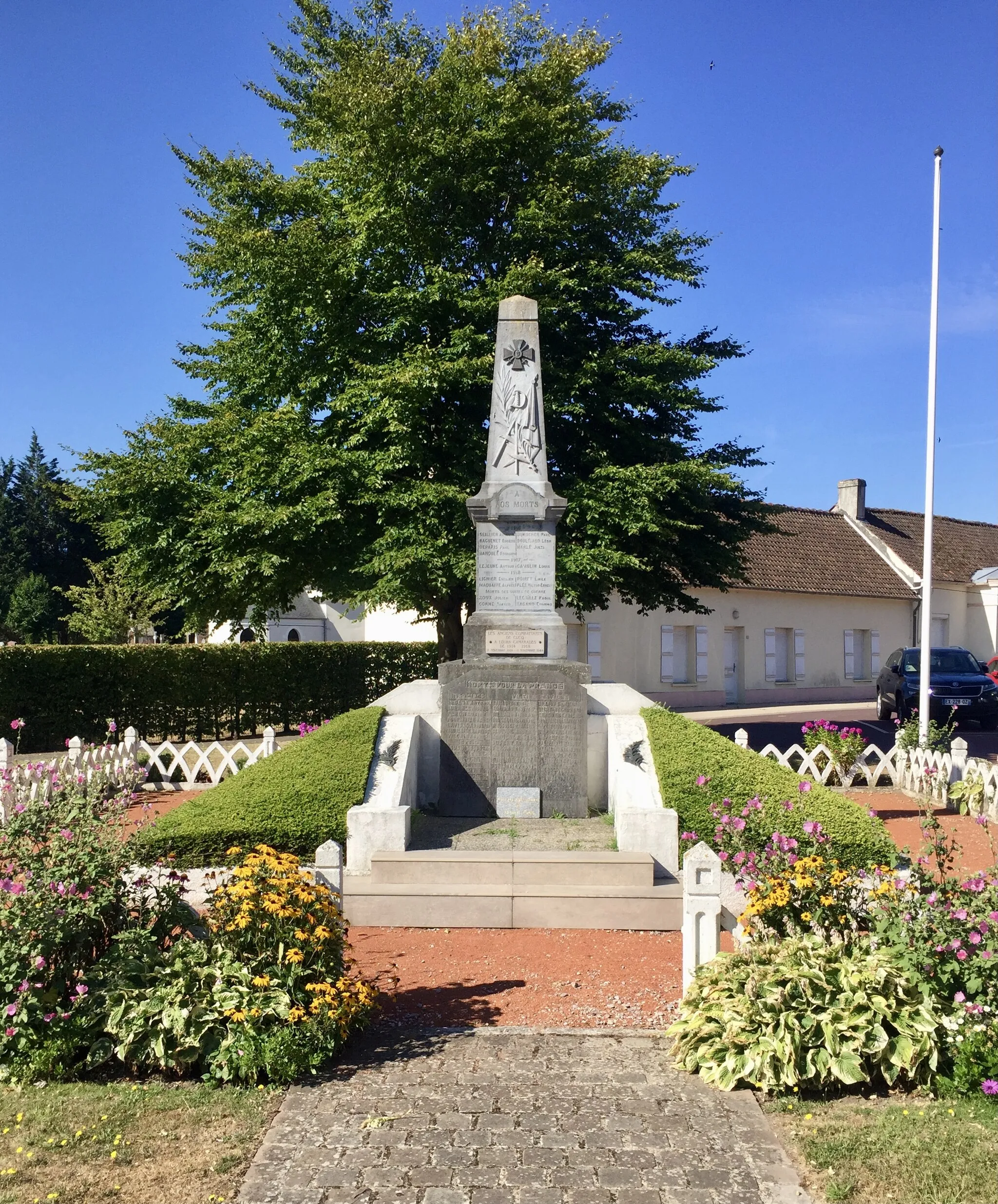 Photo showing: Cucq - Monument aux morts, place de l'ancienne-Mairie.