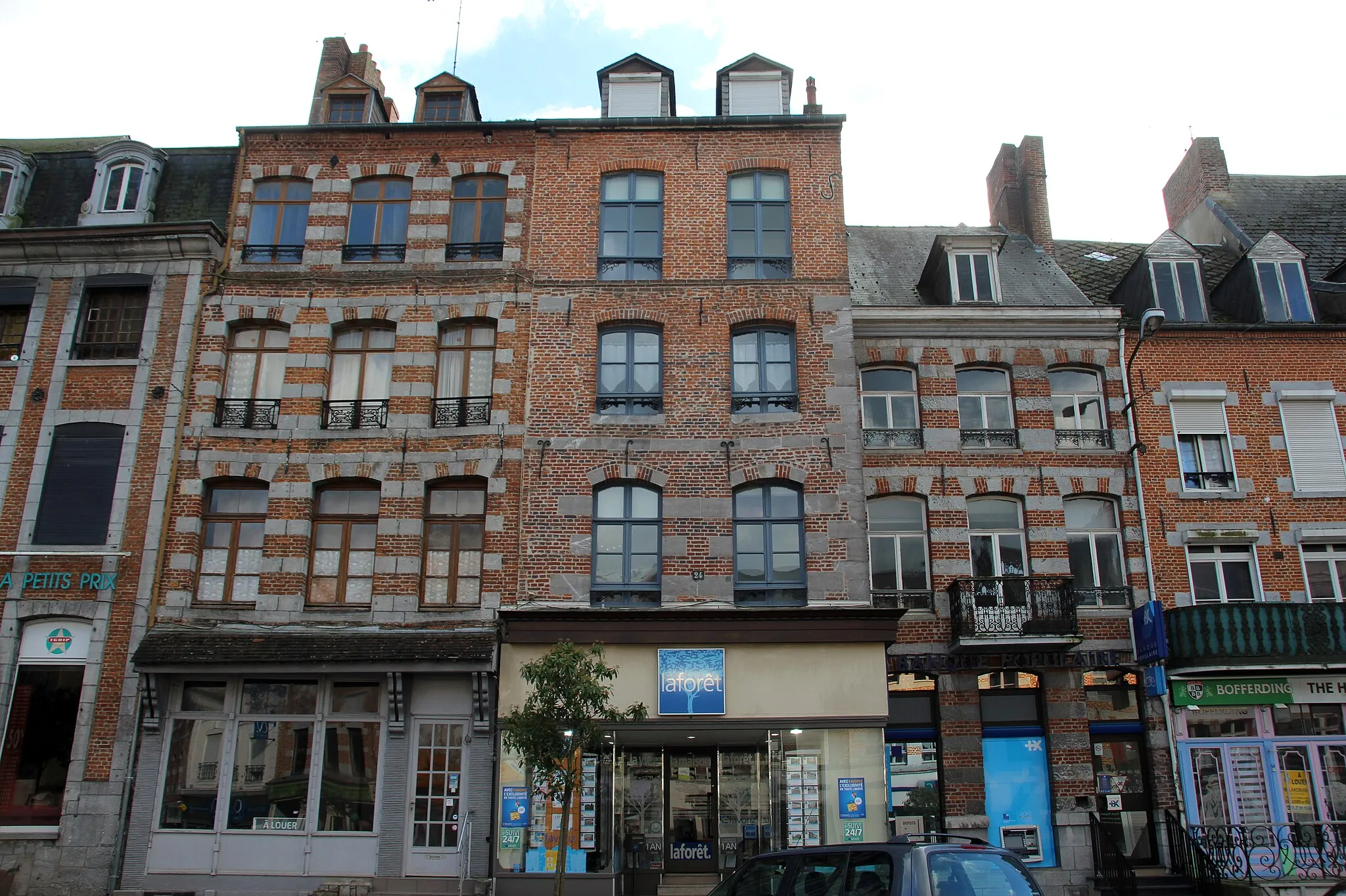 Photo showing: image montrant des façades d'immeubles de la place principale