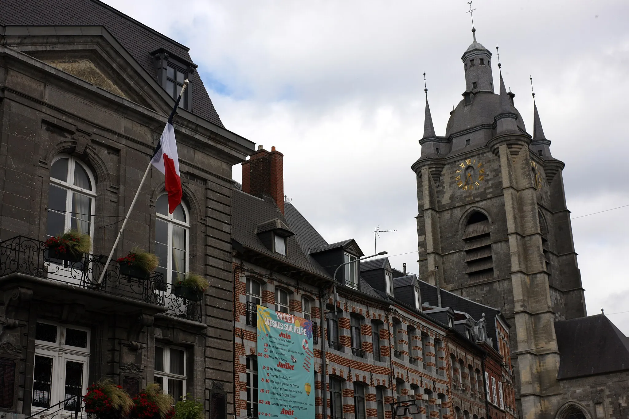 Photo showing: vue sur l'hôtel de ville et la Collégiale Saint-Nicolas Léger