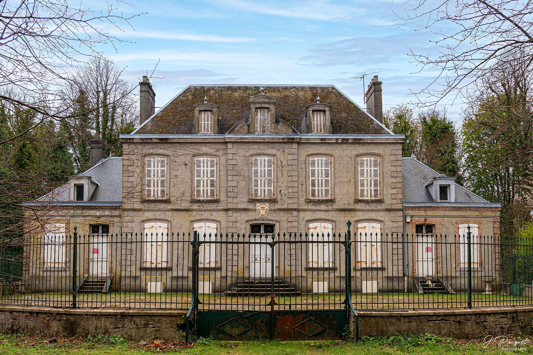 Photo showing: Bâtiment daté de 1879. Le domaine du Rohart appartientà l'amiral Claude du Campe de Rosamel, ministre de la Marine sous Louis-Philippe