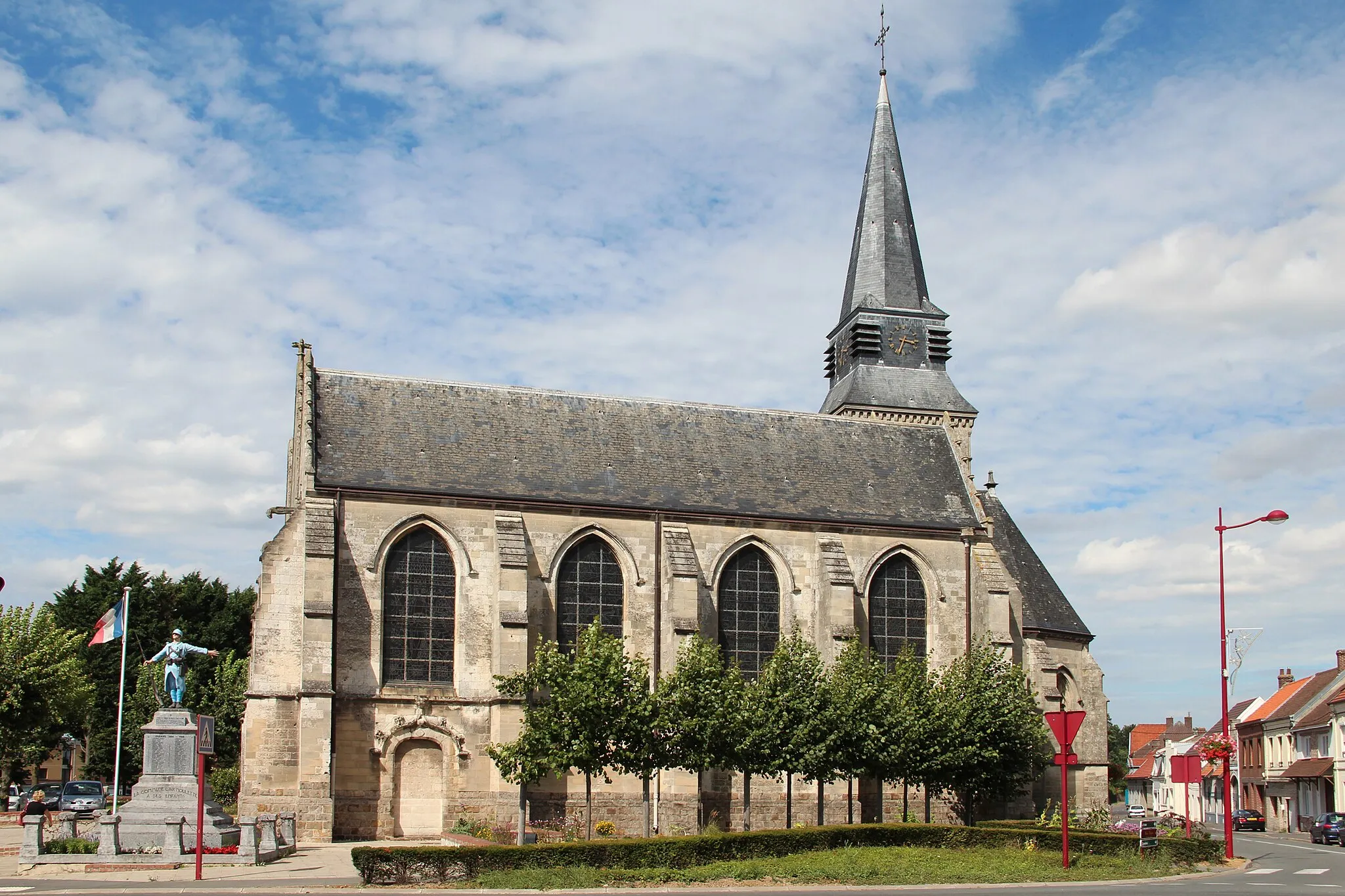 Photo showing: Aix-Noulette (Pas-de-Calais, France), Place Saint Germain, the church (1531) and the memorial of the 1914-1918 war.