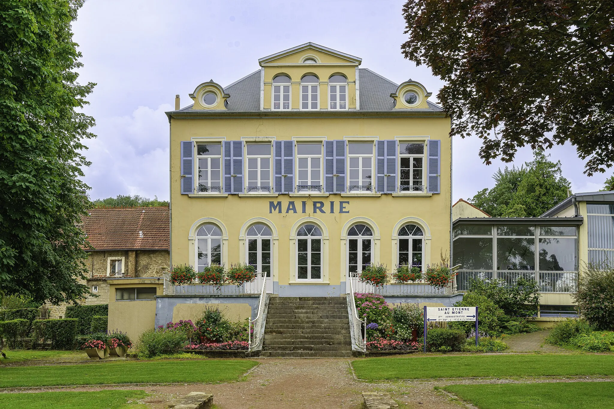 Photo showing: La mairie de Saint-Étienne-au-Mont vue du parc.