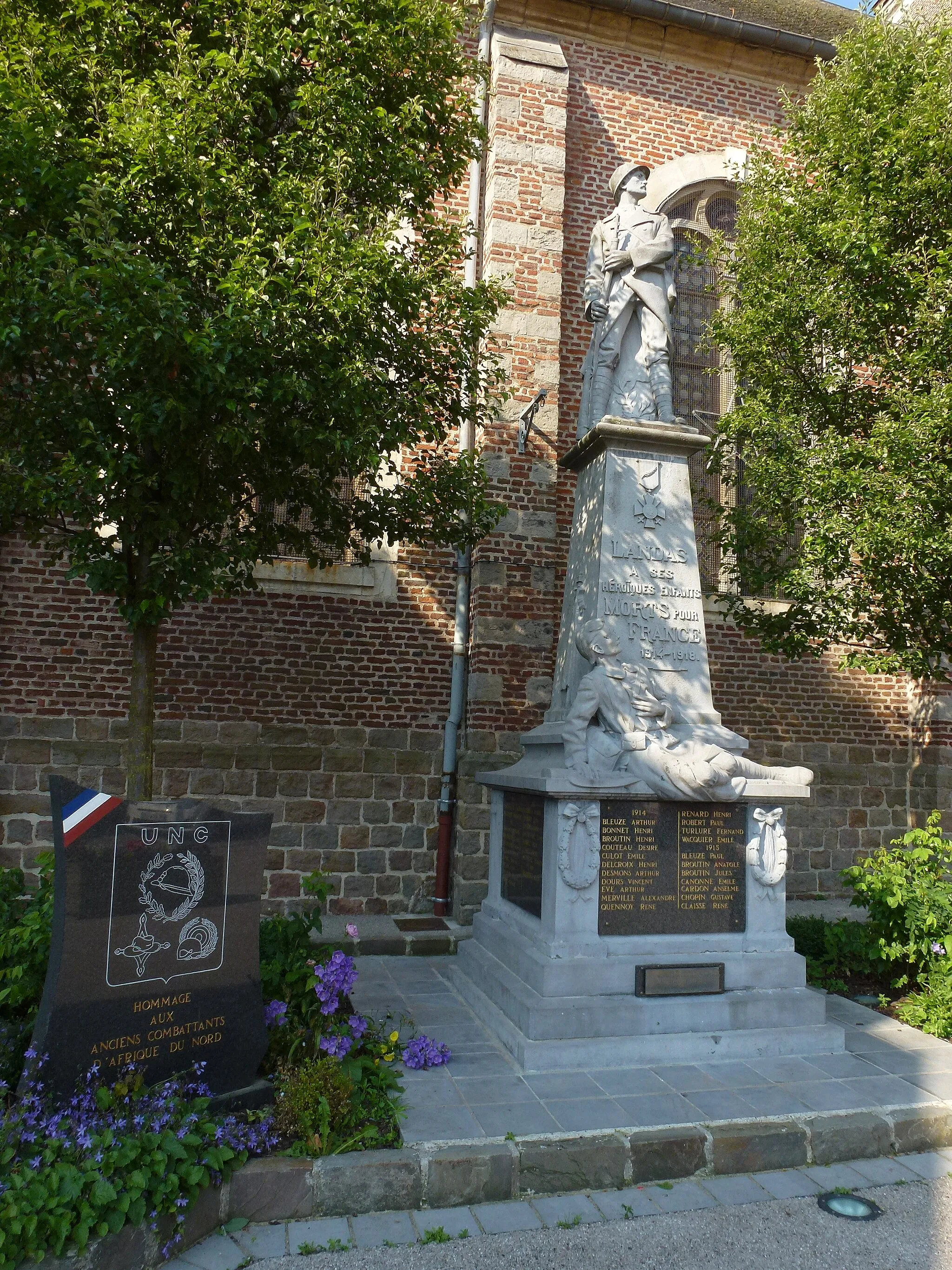 Photo showing: Landas (Nord, Fr) monument aux morts