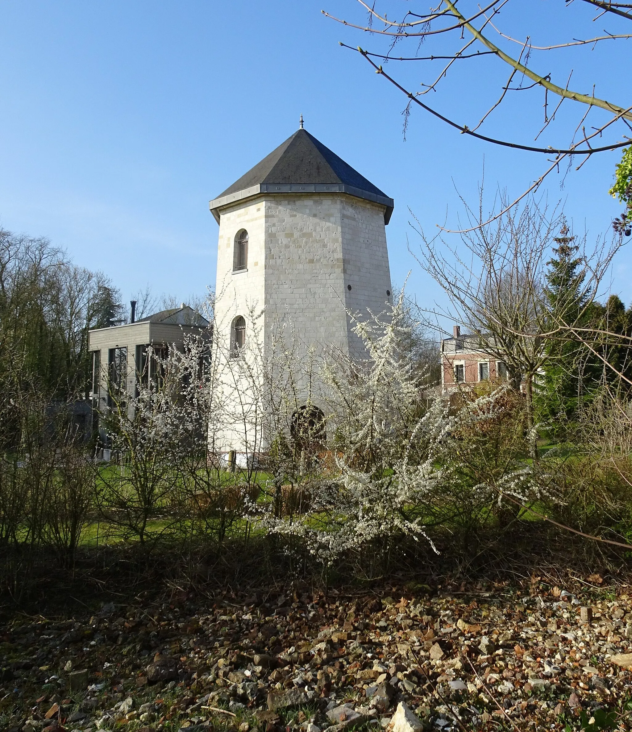 Photo showing: Moulin tour octogonale, restauré de Sainte-Catherine-lès-Arras Hauts-de-France