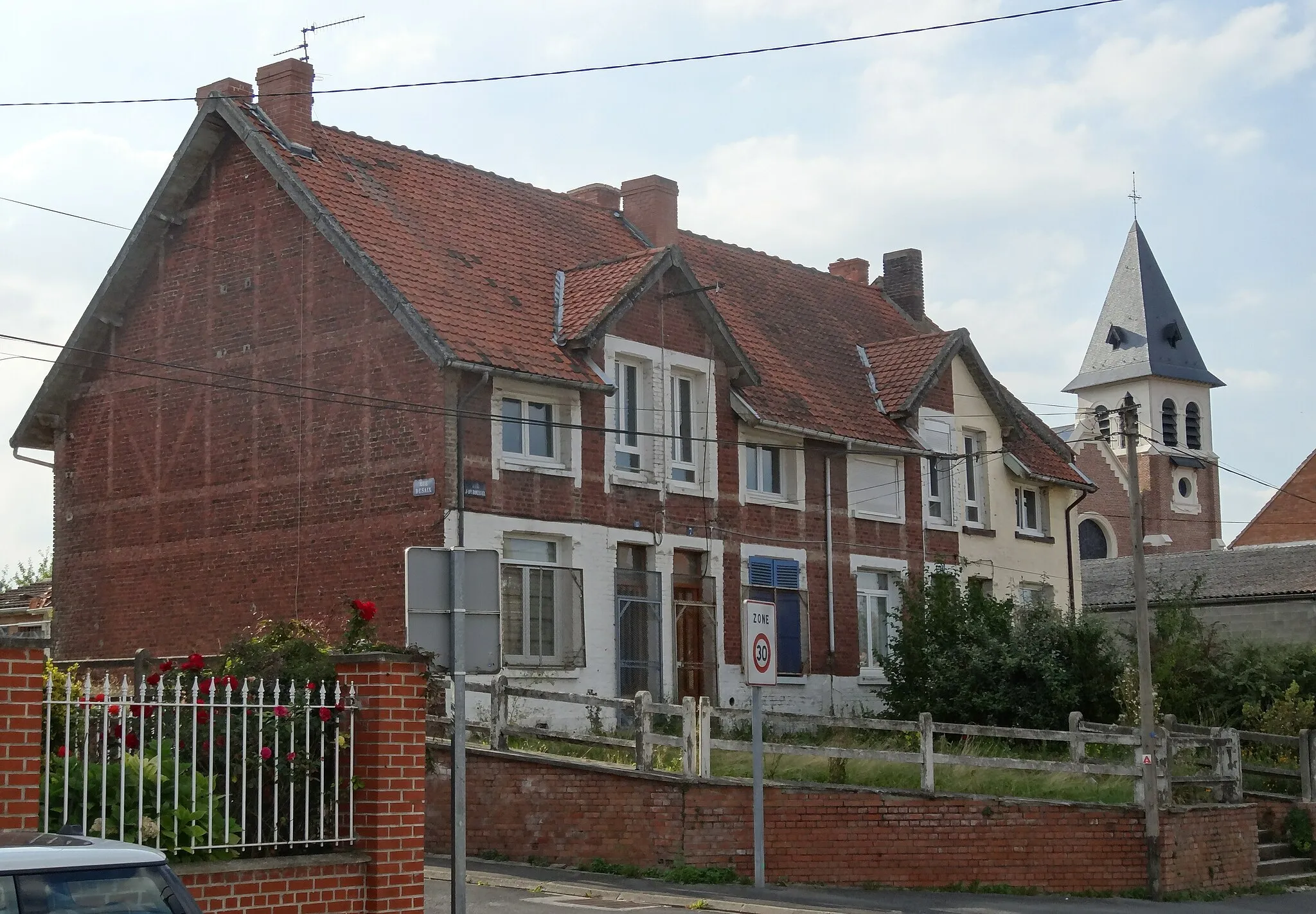 Photo showing: Cité Desaix, en voie de démolition, de la fosse n° 15 - 15 bis de la Compagnie des mines de Lens dans le bassin minier du Nord-Pas-de-Calais, Loos-en-Gohelle, Pas-de-Calais, Nord-Pas-de-Calais, France.