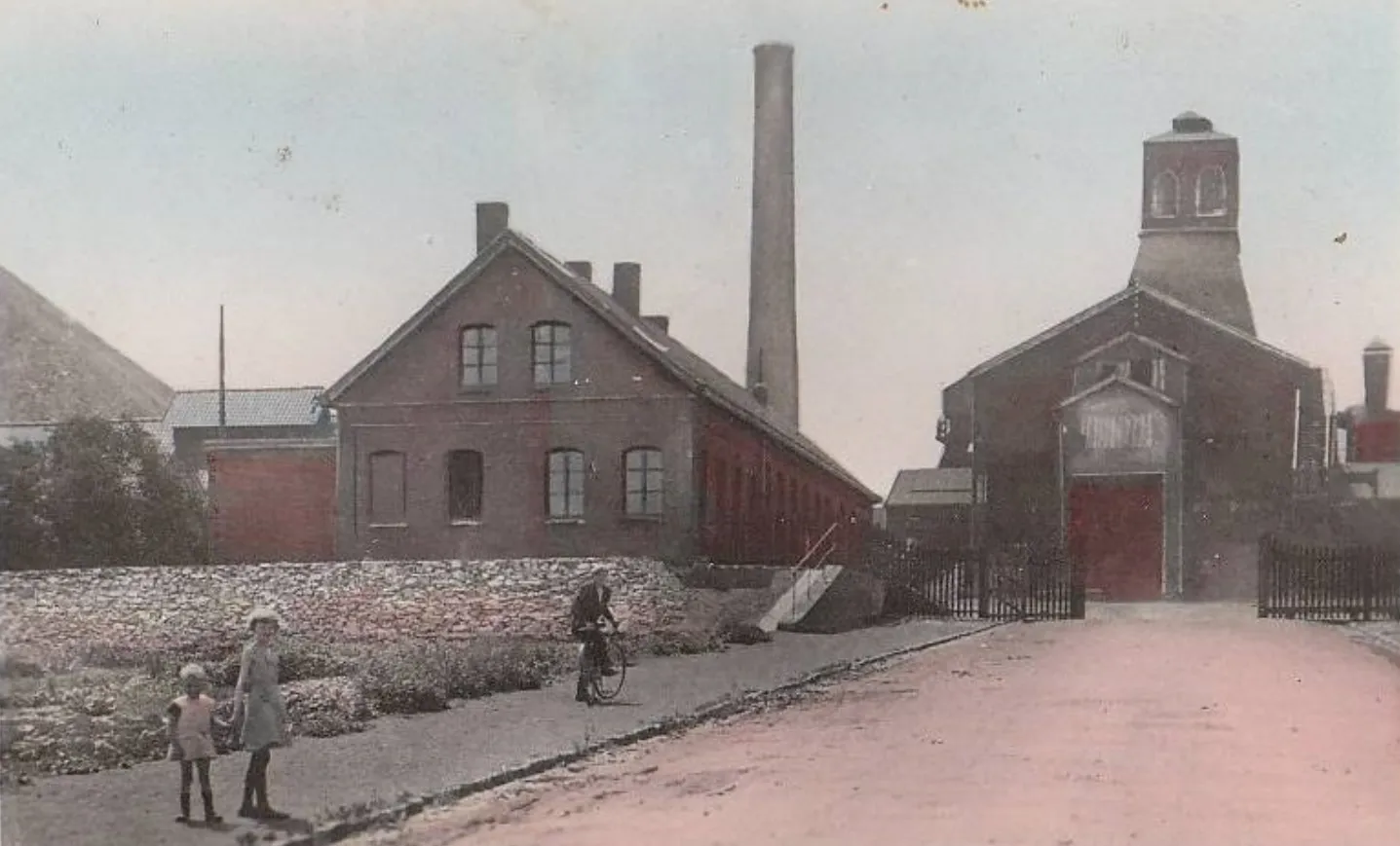 Photo showing: La Fosse n° 7 - 7 bis de la Compagnie des mines de Nœux était un charbonnage constitué de deux puits situé à Barlin, Pas-de-Calais, Nord-Pas-de-Calais, France.