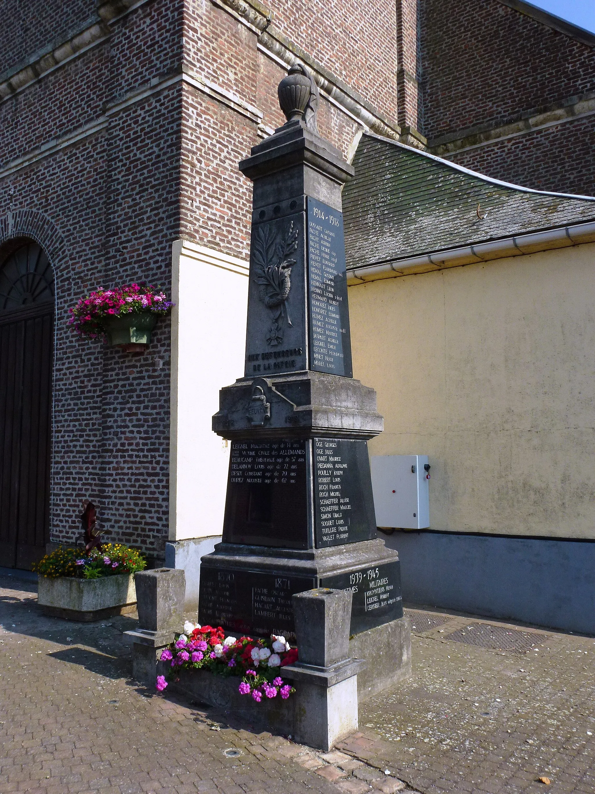 Photo showing: Beuvry-la-Forêt (Nord, Fr) monument aux morts