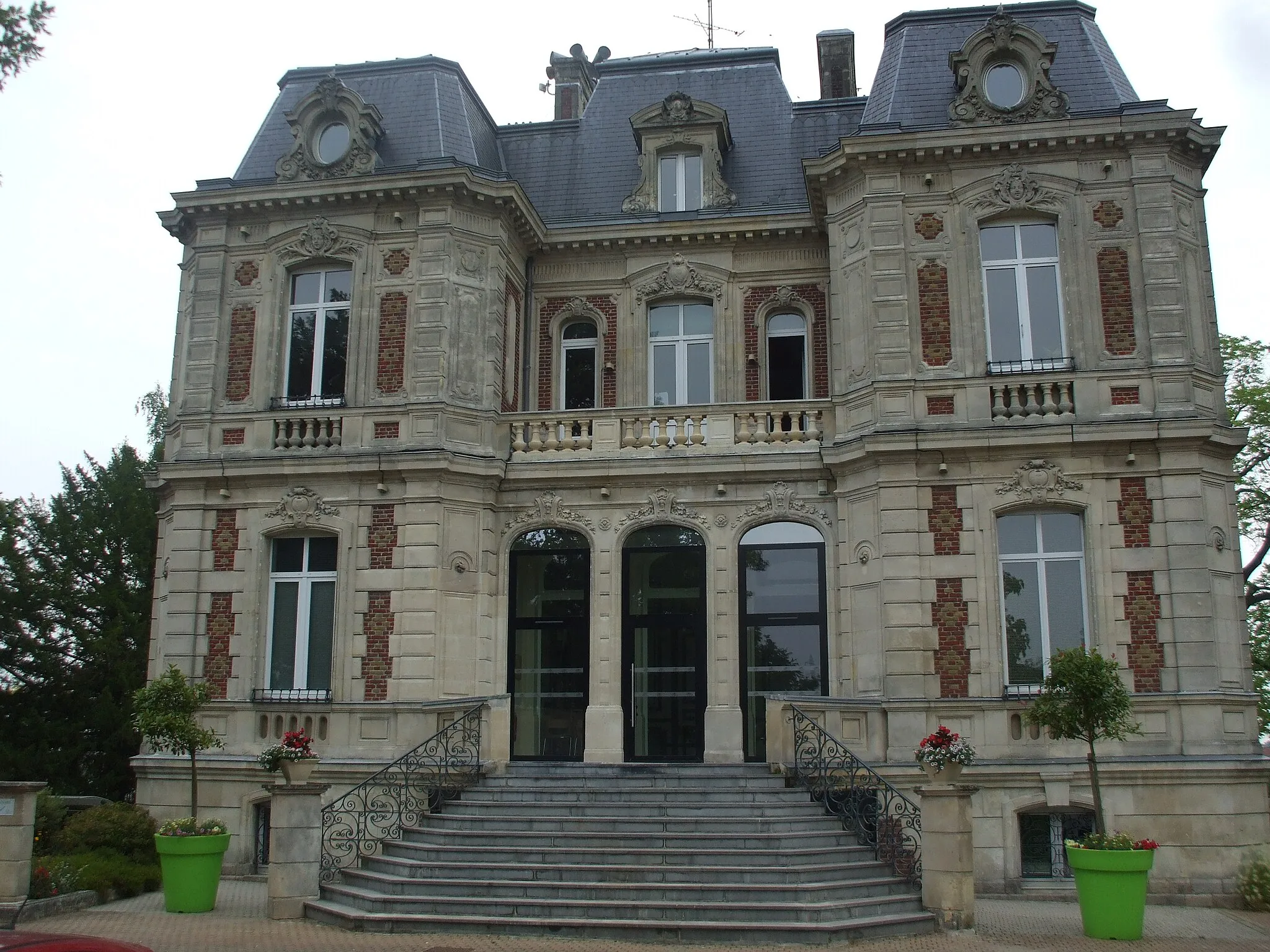 Photo showing: Beuvrages mairie Château Lefebvre-Carlier