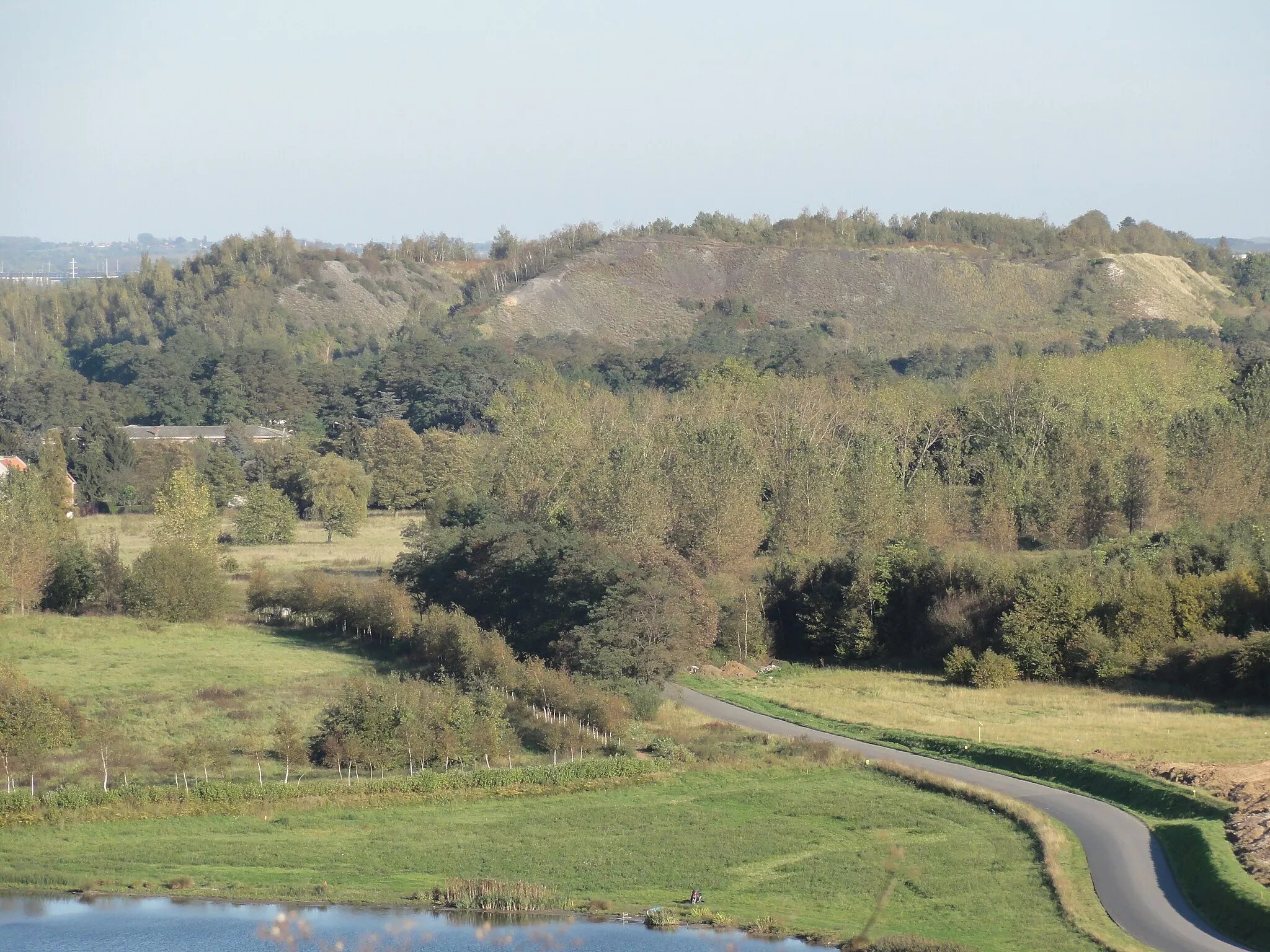 Photo showing: Terrils nos 83, 100 et 230 dits 7 - 19 Marais, Décharge Marais de Fouquières et Remblais Marais de Fouquières, Fosse n° 7 - 19 de la Compagnie des mines de Courrières, Fouquières-lez-Lens, Pas-de-Calais, Nord-Pas-de-Calais, France.