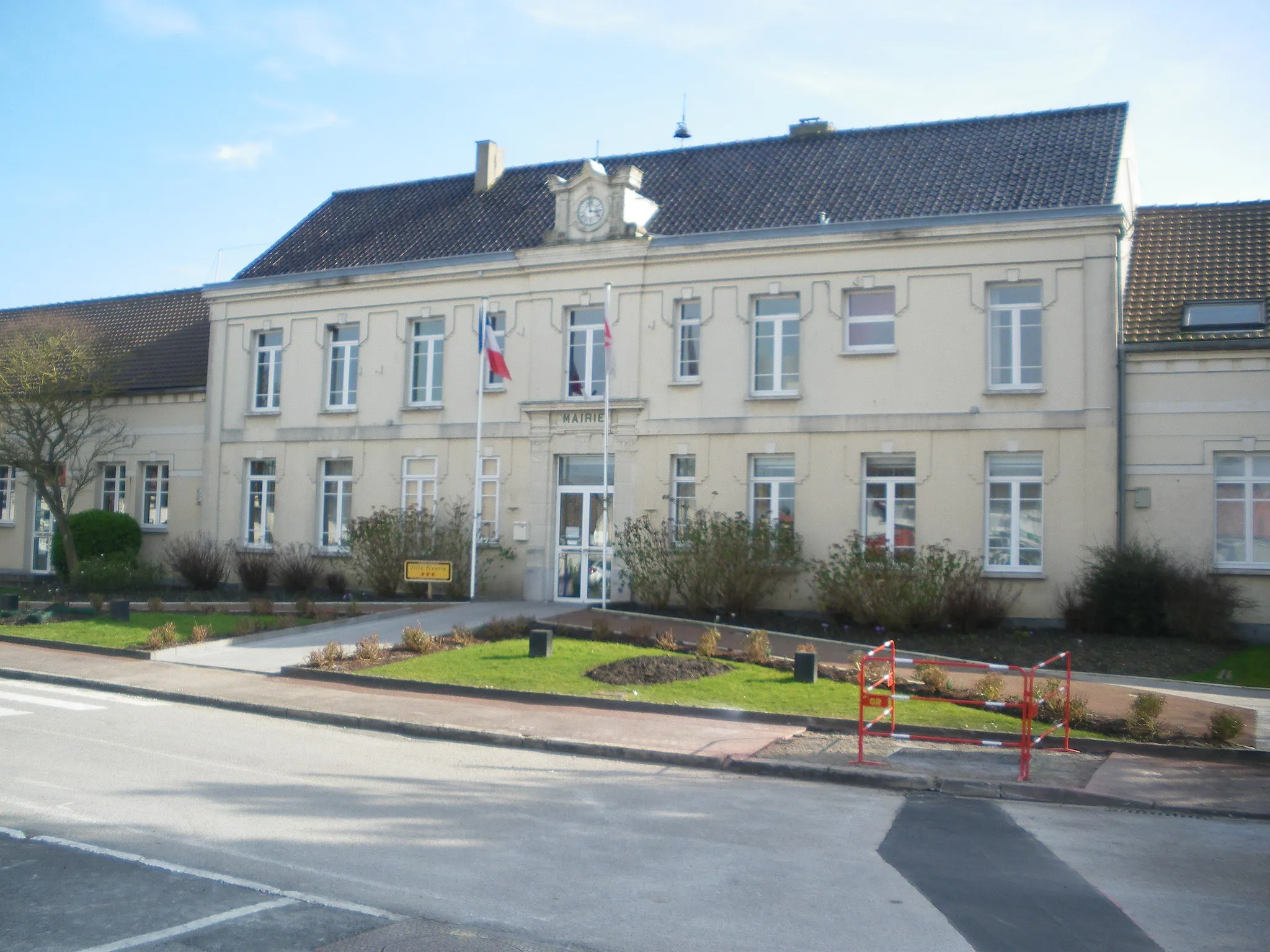 Photo showing: Vue de la mairie de Marck.