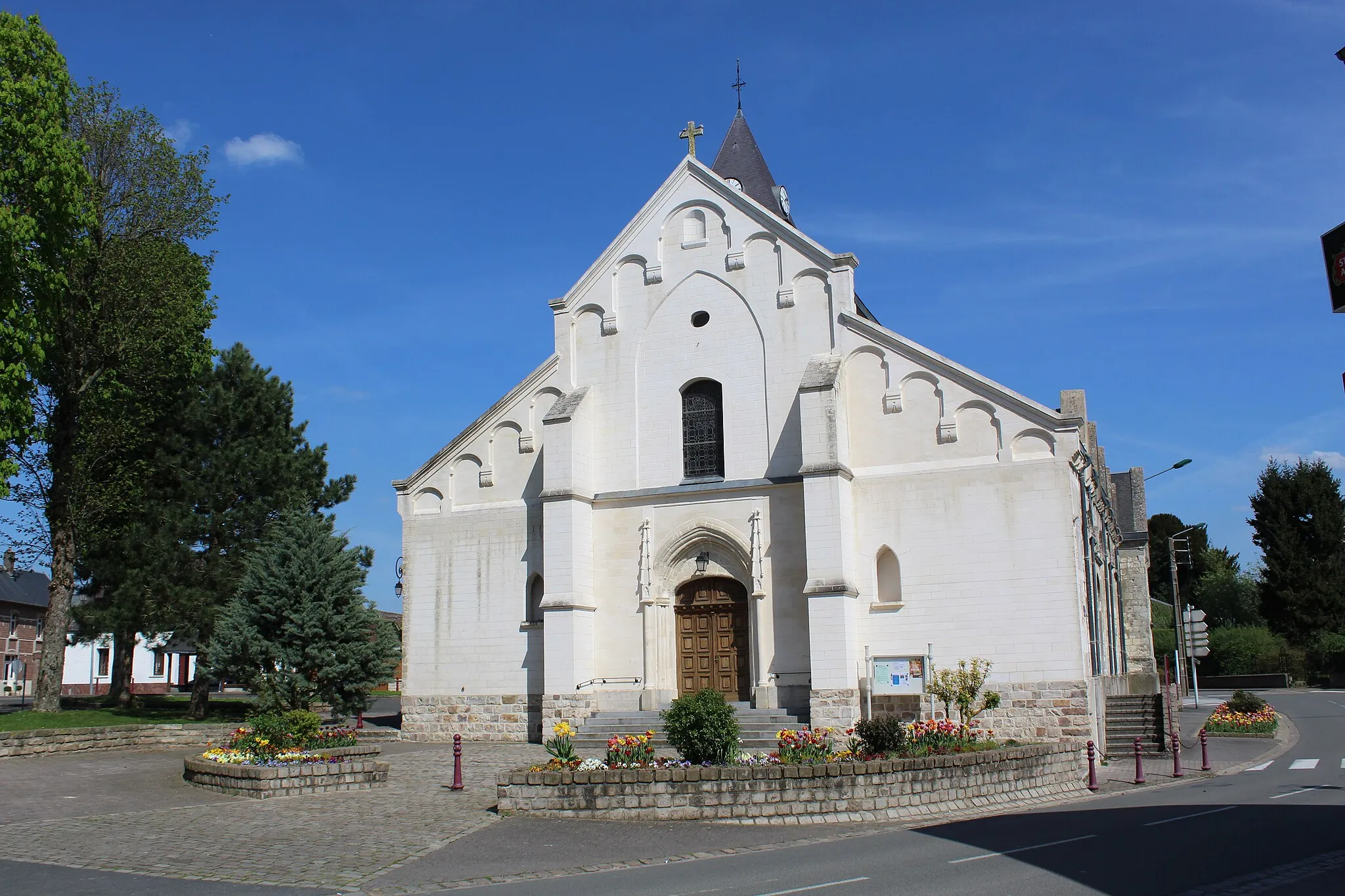 Photo showing: La façade de l'église.