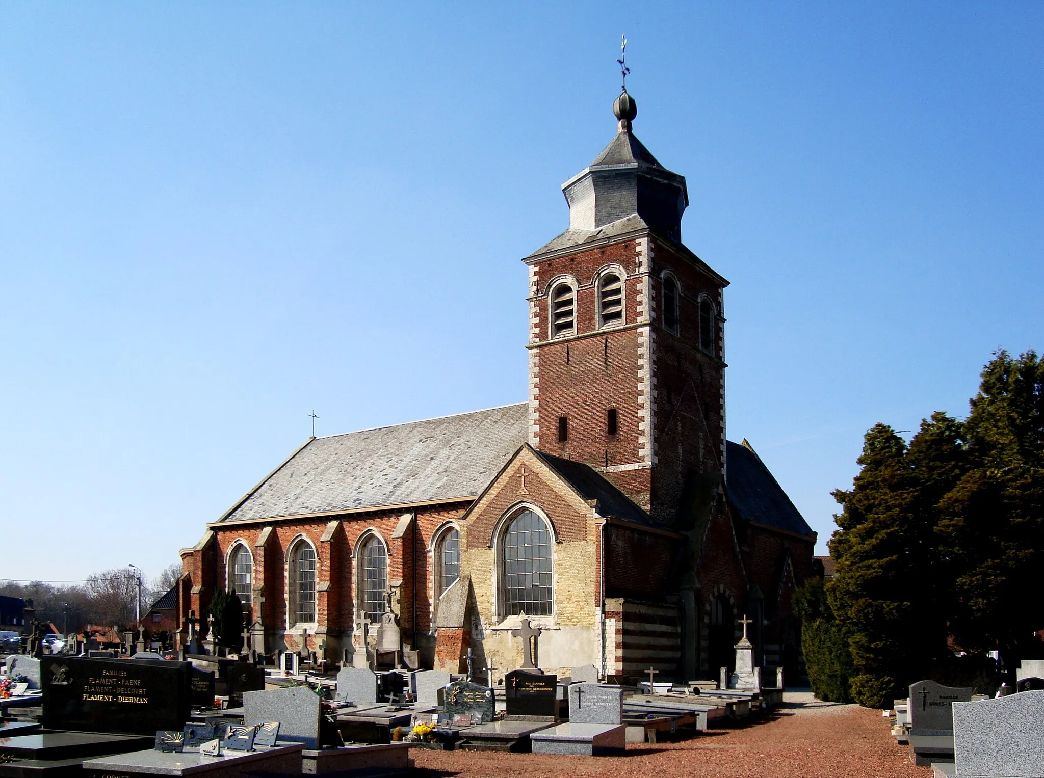Photo showing: L'église Assomption Notre-Dame de Renescure (Pas-de-Calais). Reconstruite en 1929, ses origines remontent au 12ème siècle. Le capuchon du clocher date du 17ème siècle.
