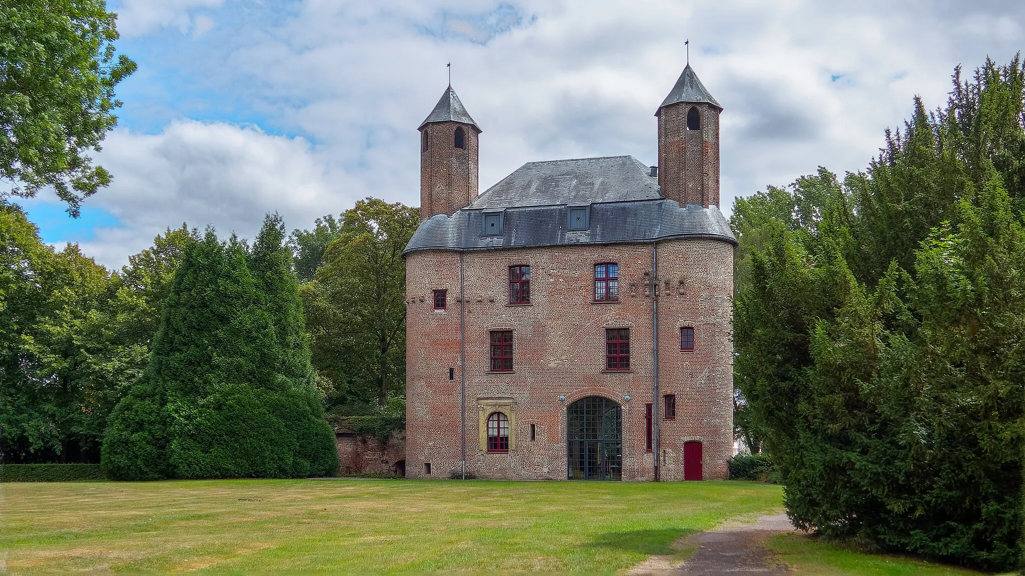 Photo showing: Vue du parc. Château des comtes de Flandres. Réhabilitéen 1970 après de multiples vicissitudes,  et transformé en mairie.