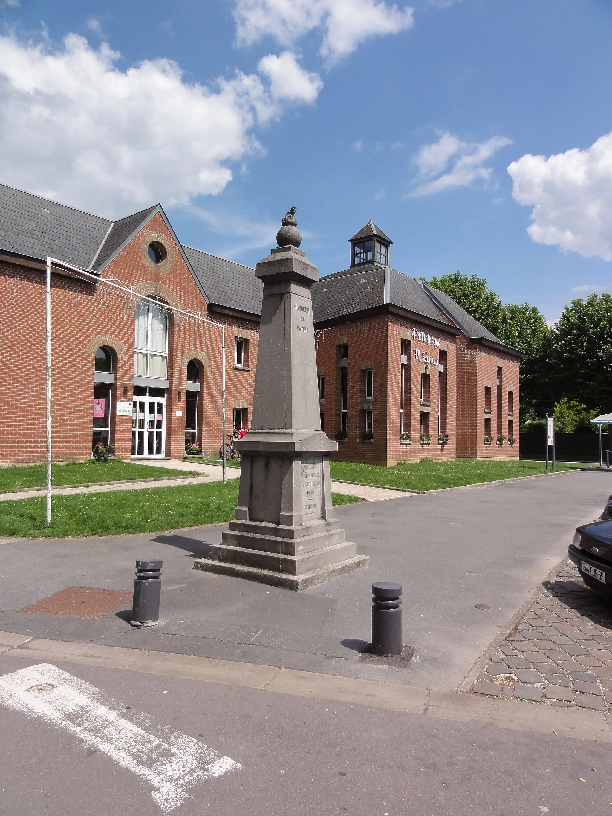 Photo showing: Landrecies (Nord, Fr) monument aux morts stèle devant la  bibliothèque