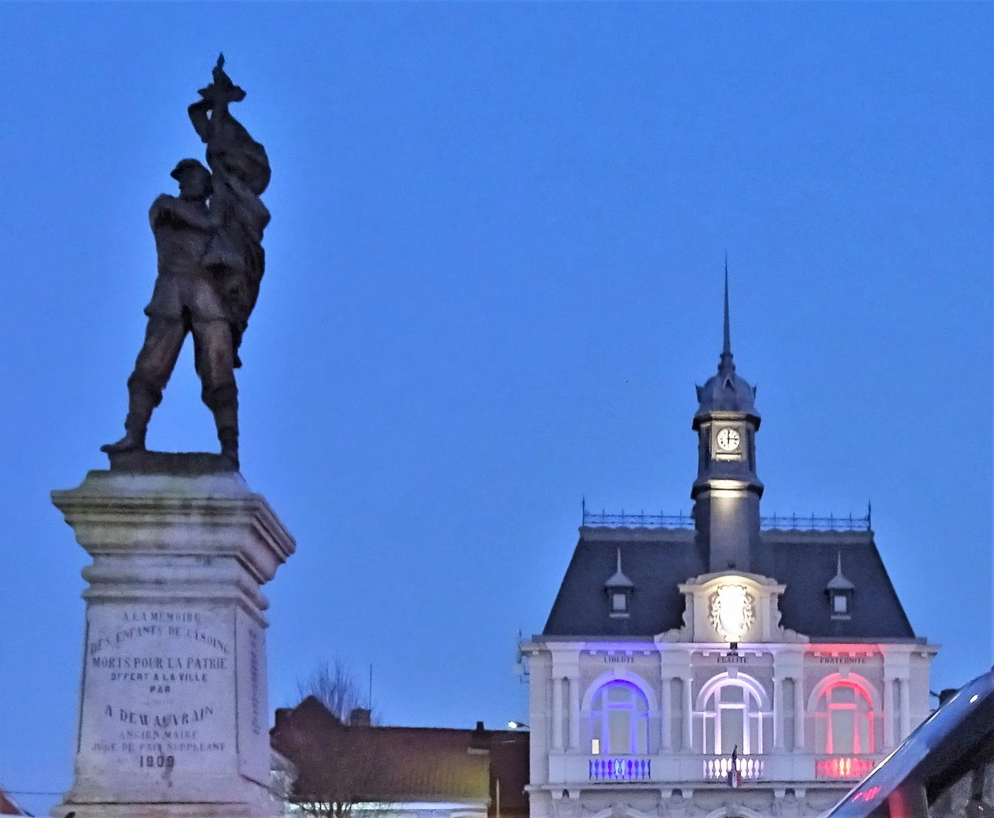 Photo showing: La Statue du poilus face à la mairie de Cysoing Nord.-France