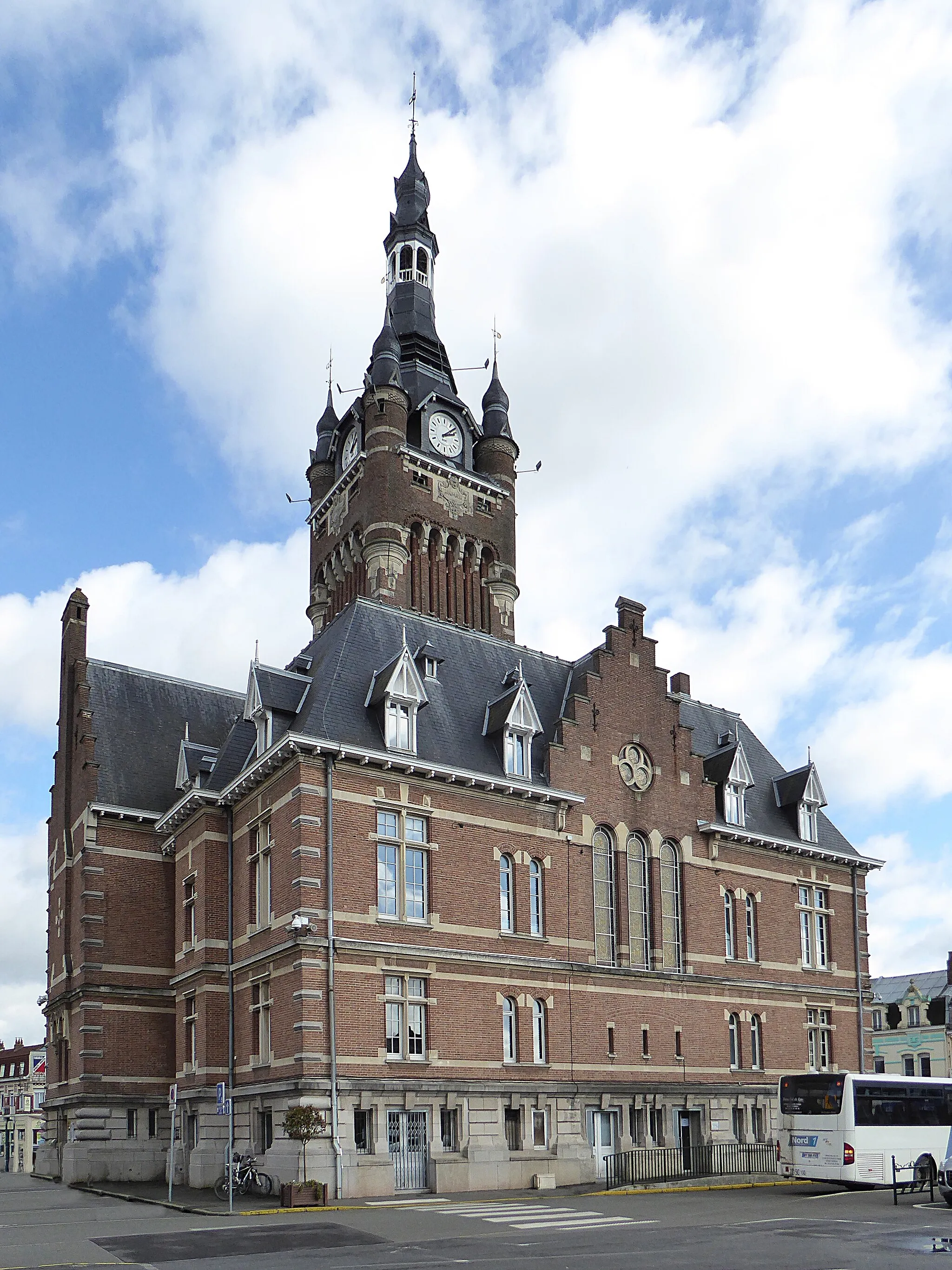 Photo showing: Le beffroi et l'hôtel de ville de Merville (Nord).- Beffrois du Nord-Pas-de-Calais,France