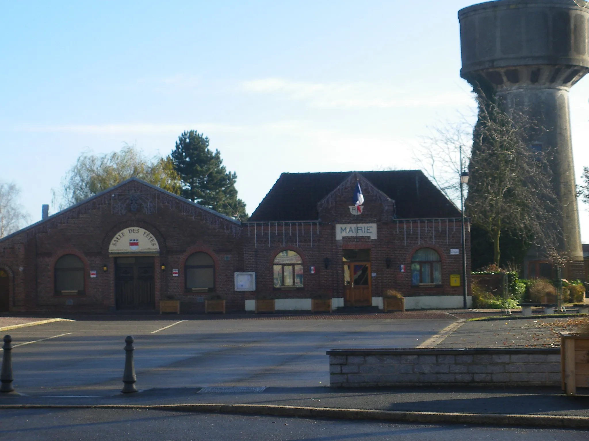 Photo showing: Vue de la mairie et de la salle des fêtes de Locon.