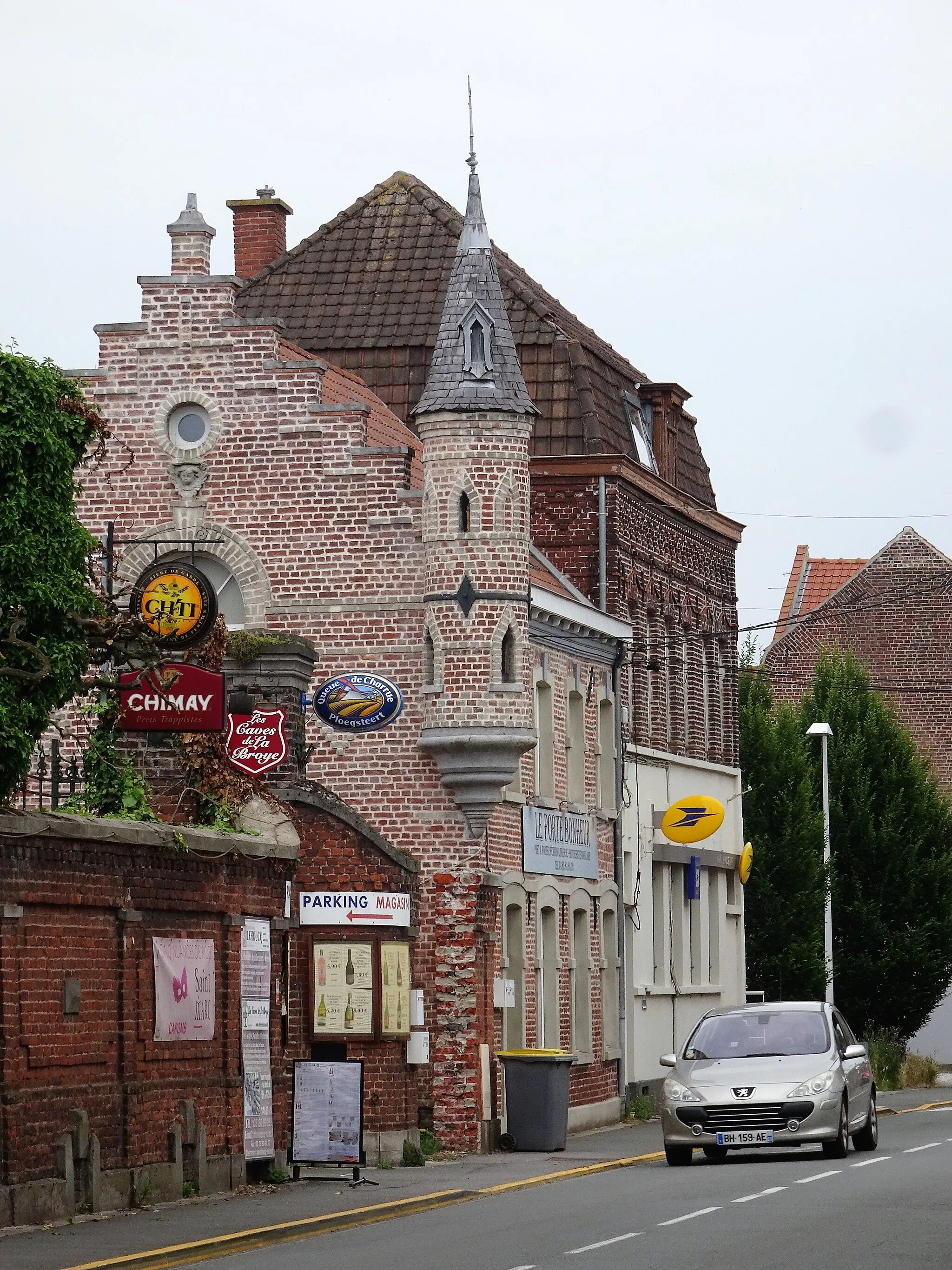 Photo showing: La poste et le magasin "Porte Bonheur" Gondecourt Nord.- Hauts-de-France