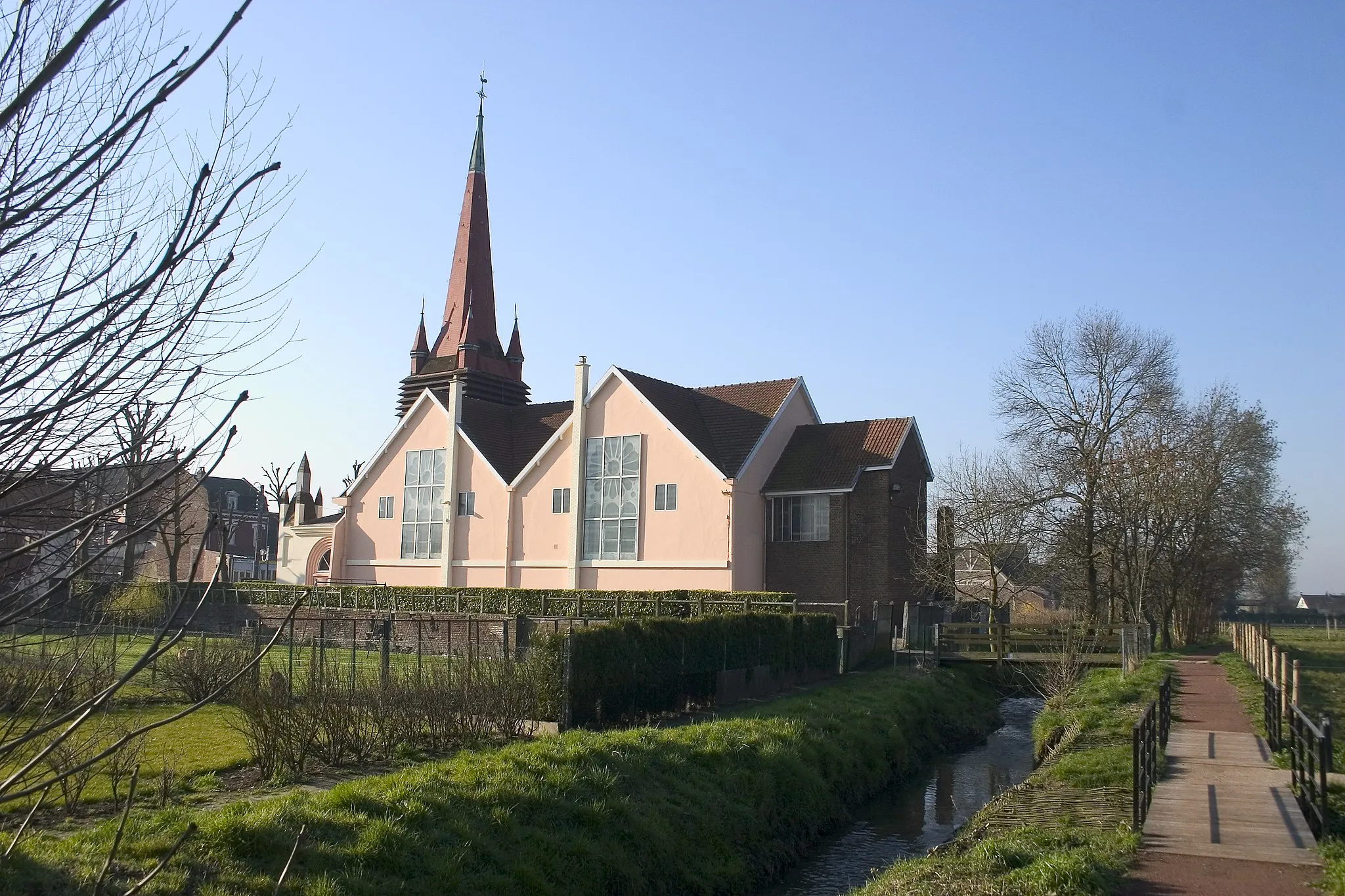 Photo showing: Le crinchon derrière l'église St Vaast