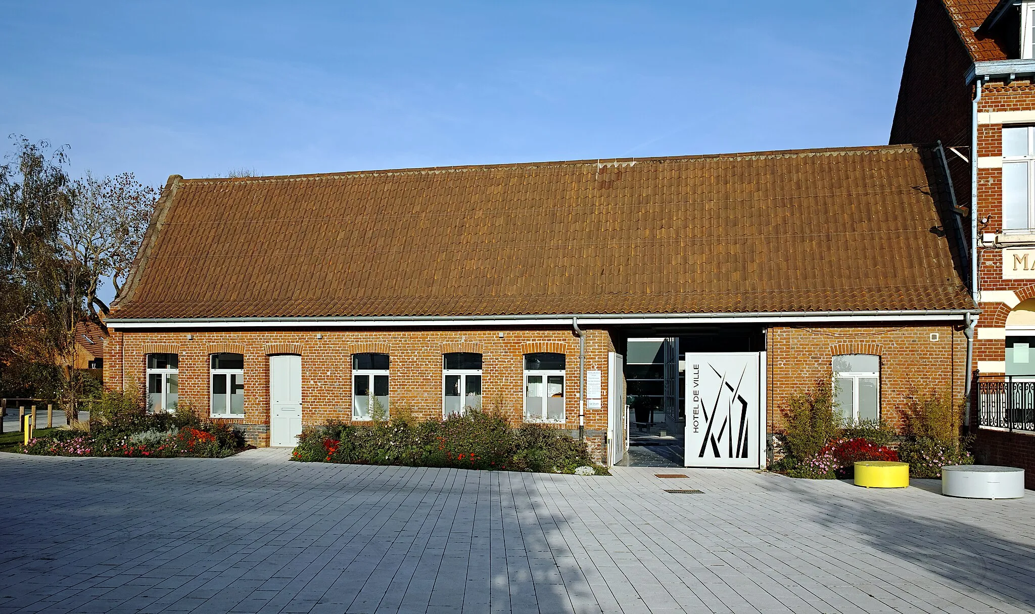 Photo showing: The former Fauquenois farm, now annexed to the town hall of Sainghin-en-Weppes.