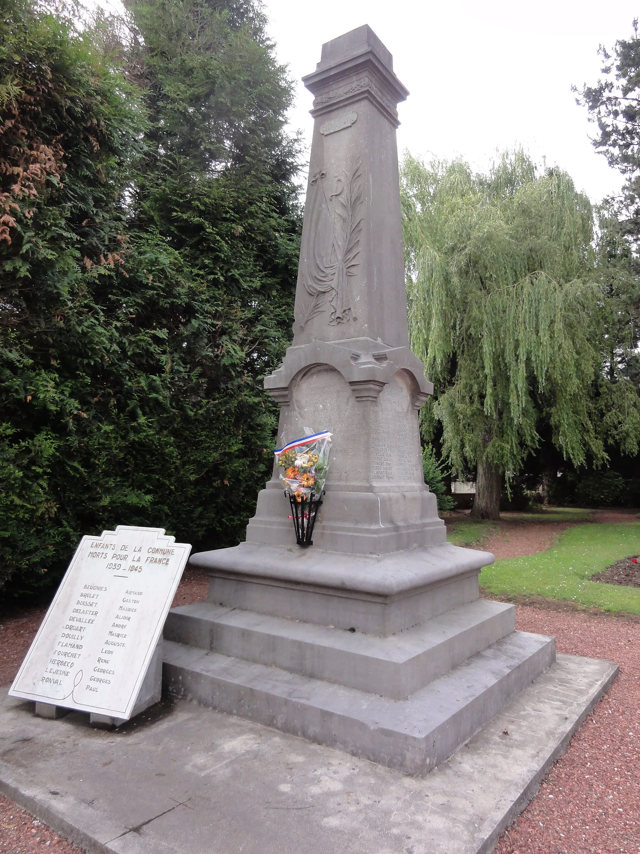 Photo showing: Recquignies (Nord, Fr) monument aux morts B, au village de Recquignies.