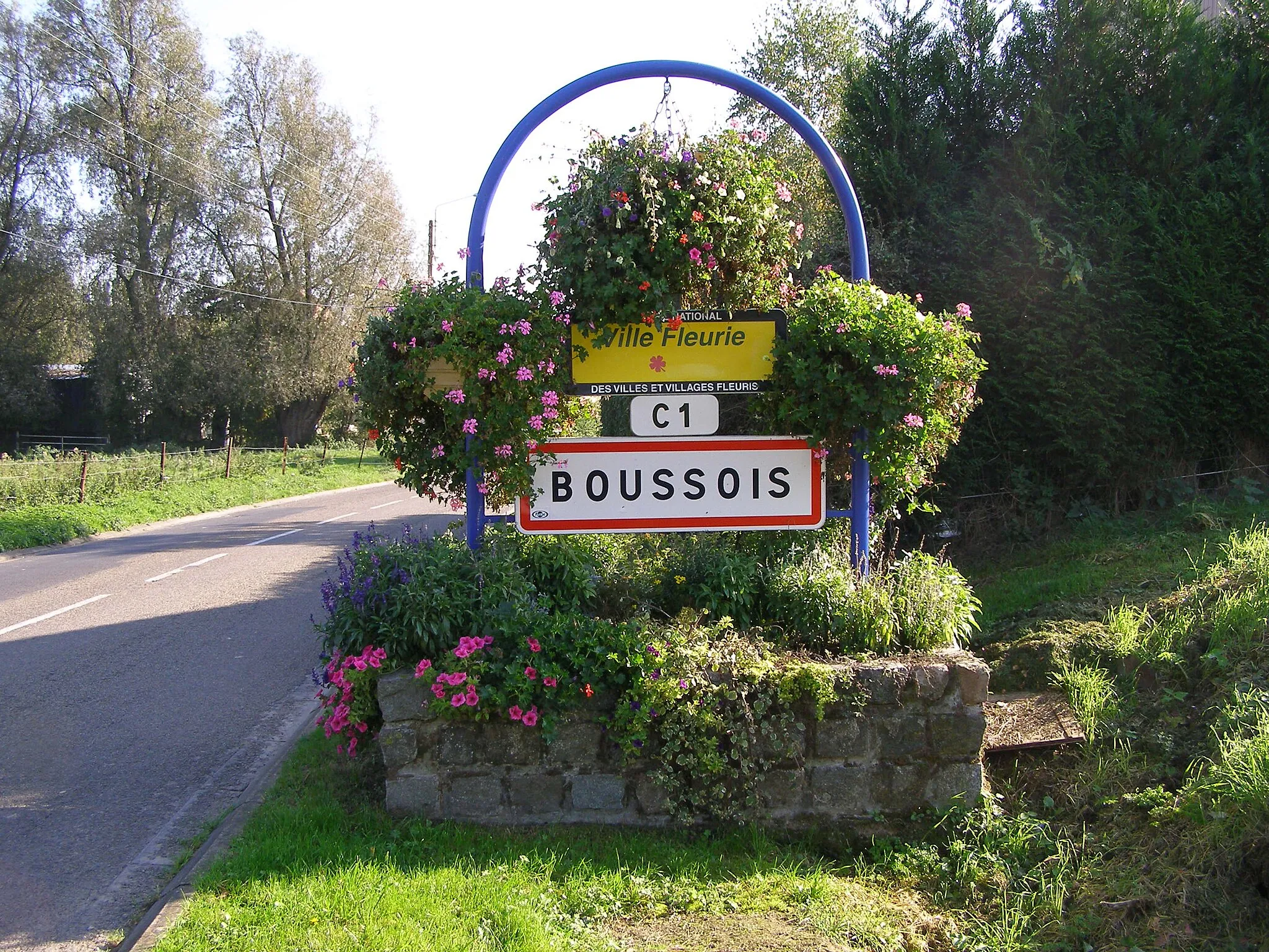 Photo showing: Entrée village côté Élesmes.