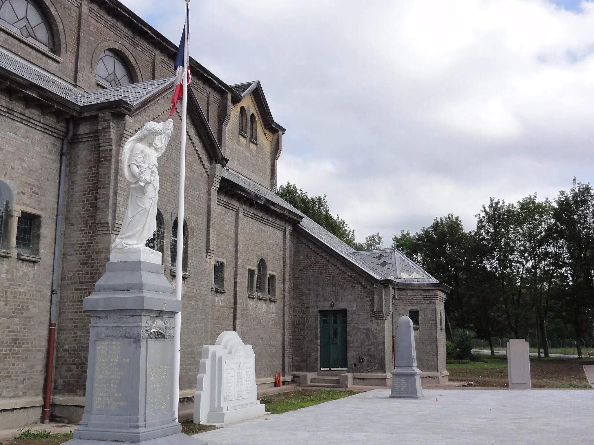 Photo showing: Boussois (Nord, Fr) les monuments aux morts