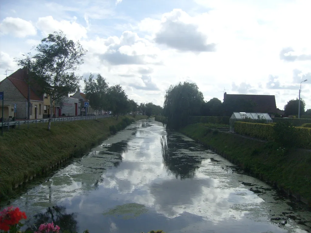 Photo showing: Canal de la Basse Colme (Canal de Bergues en Belgique: Bergenvaart) sortant de Bergues au niveau de Hoymille.