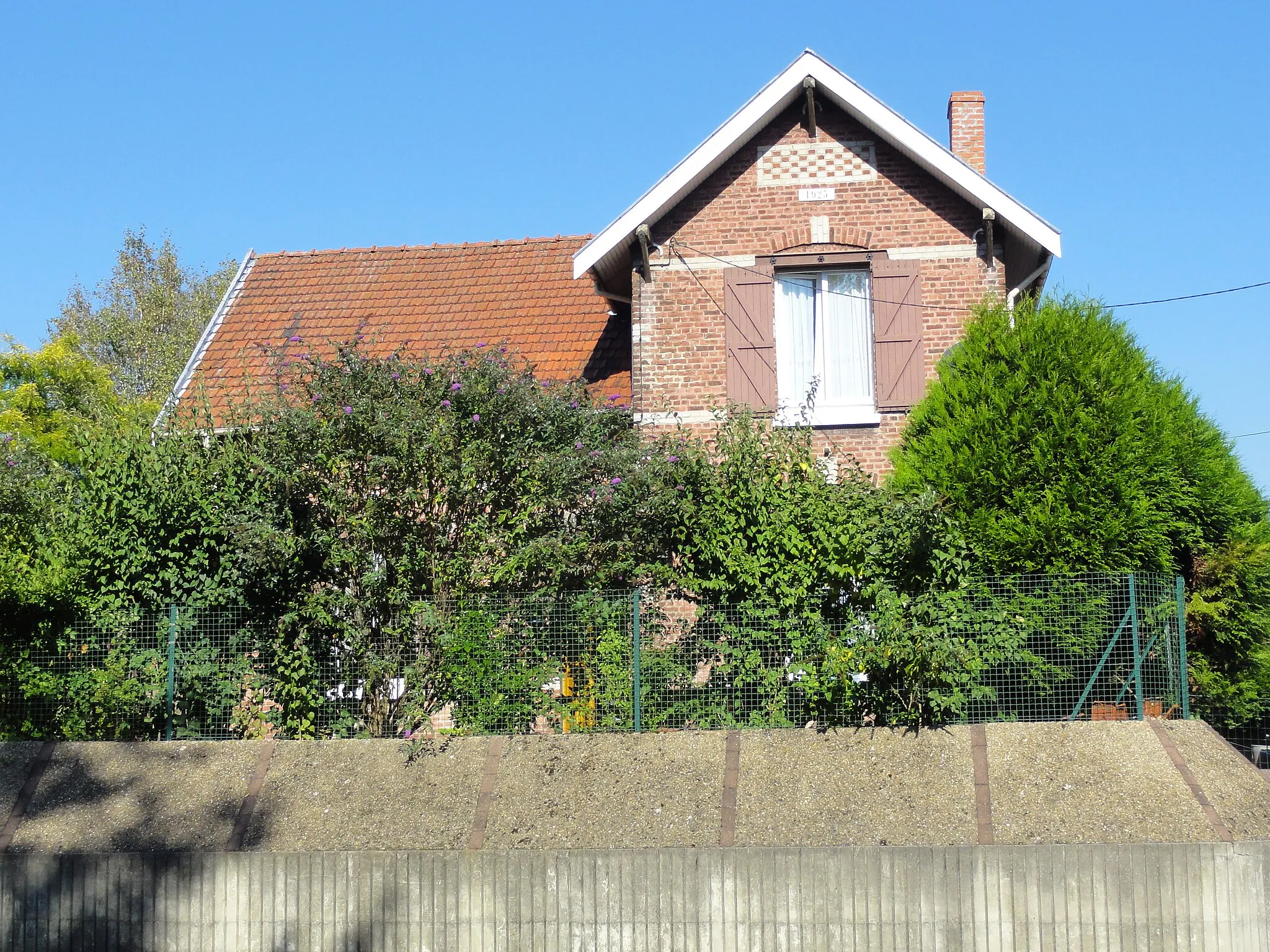 Photo showing: Écoles des cités des fosses nos2 et 2 bis - 2 ter de la Compagnie des mines de Marles dans le bassin minier du Nord-Pas-de-Calais, Marles-les-Mines, Pas-de-Calais, Nord-Pas-de-Calais, France.