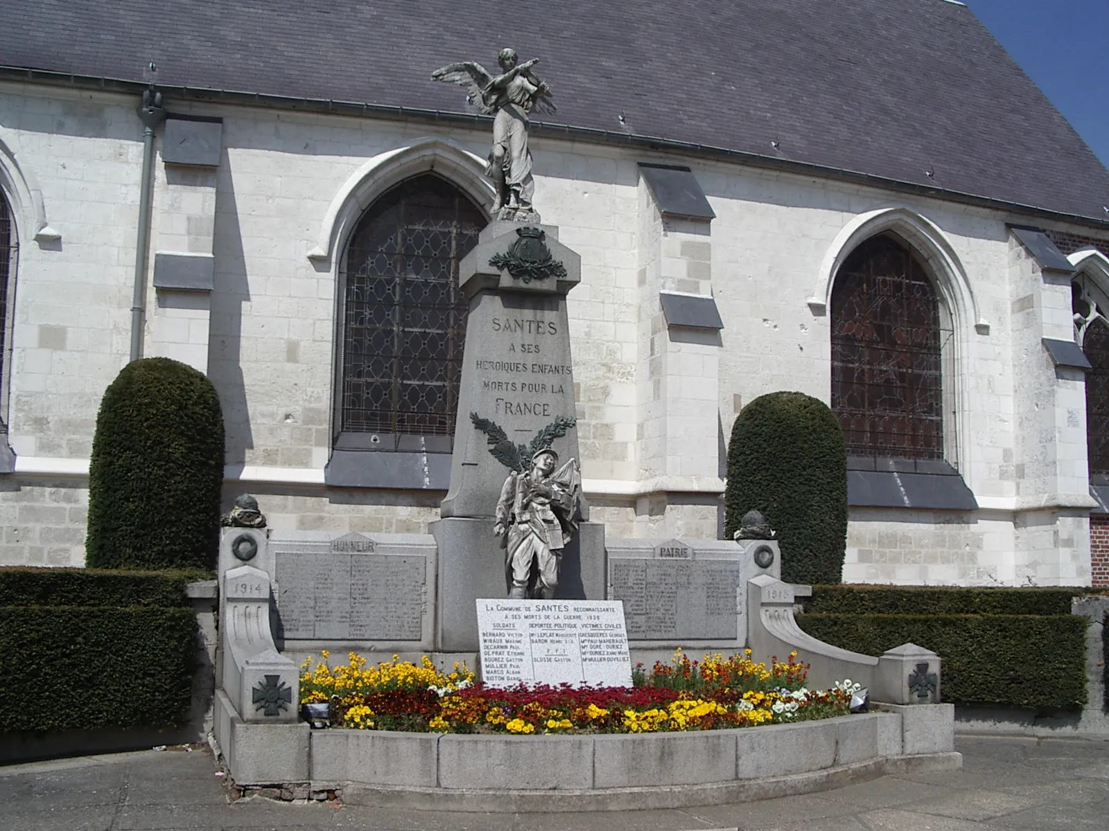 Photo showing: War memorials of Santes