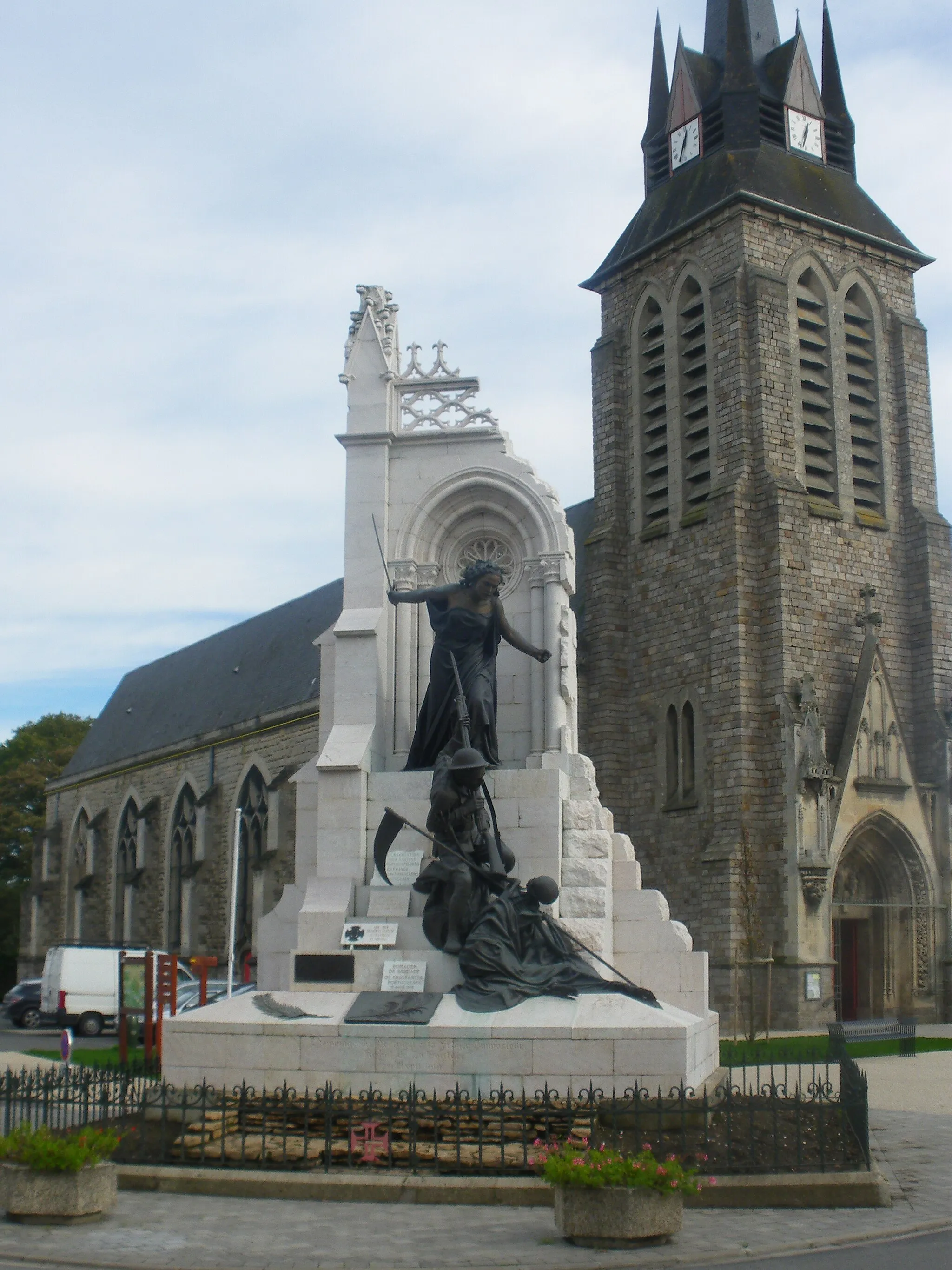 Photo showing: Monument en hommage aux combattants portugais de la Première guerre mondiale, situé à La Couture.