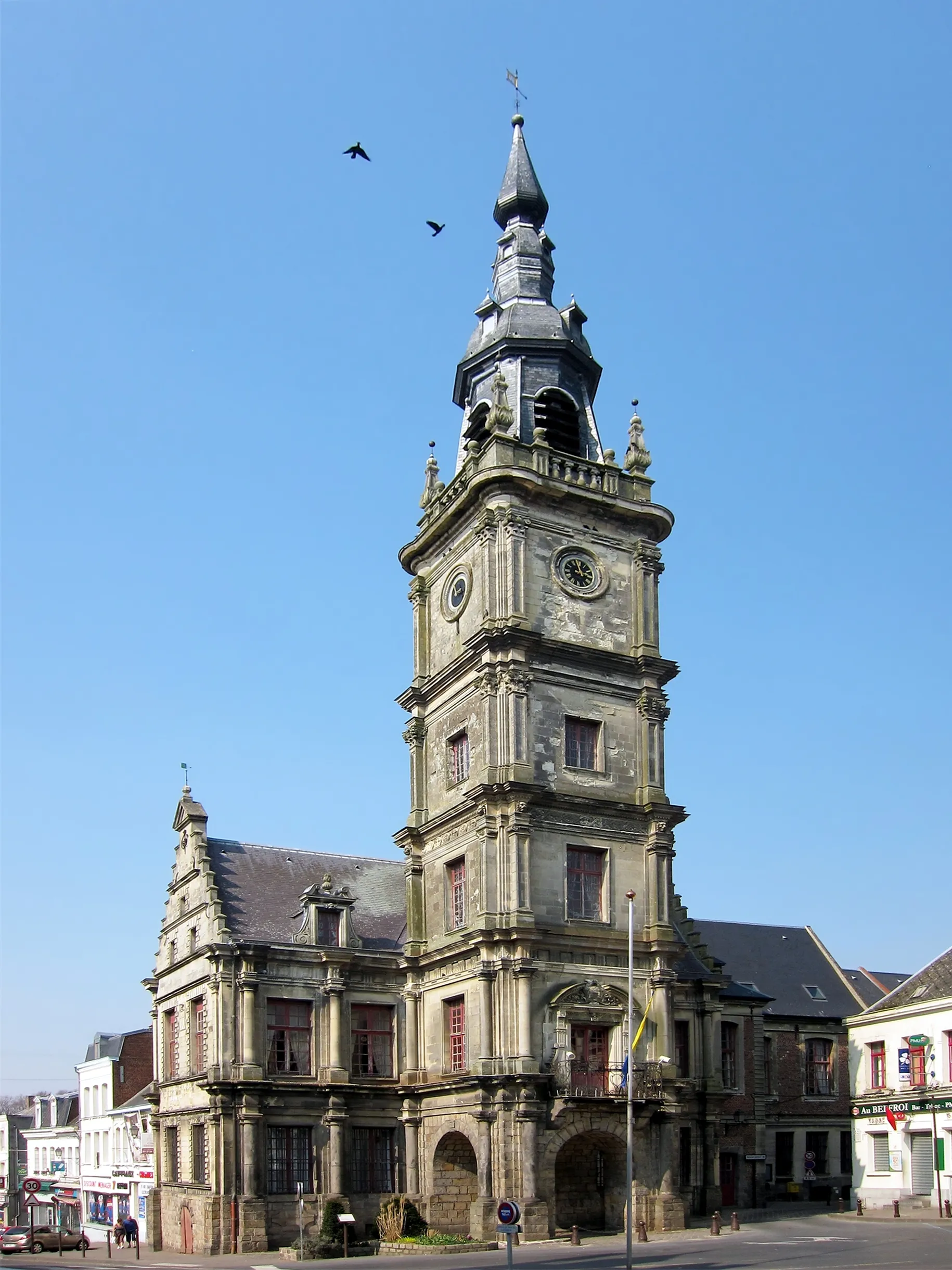 Photo showing: The renaissance style town hall of Le Cateau-Cambrésis (Nord, France), built in 1553, and its belfry built in 1705 by Jacques Nicolas de Valenciennes.