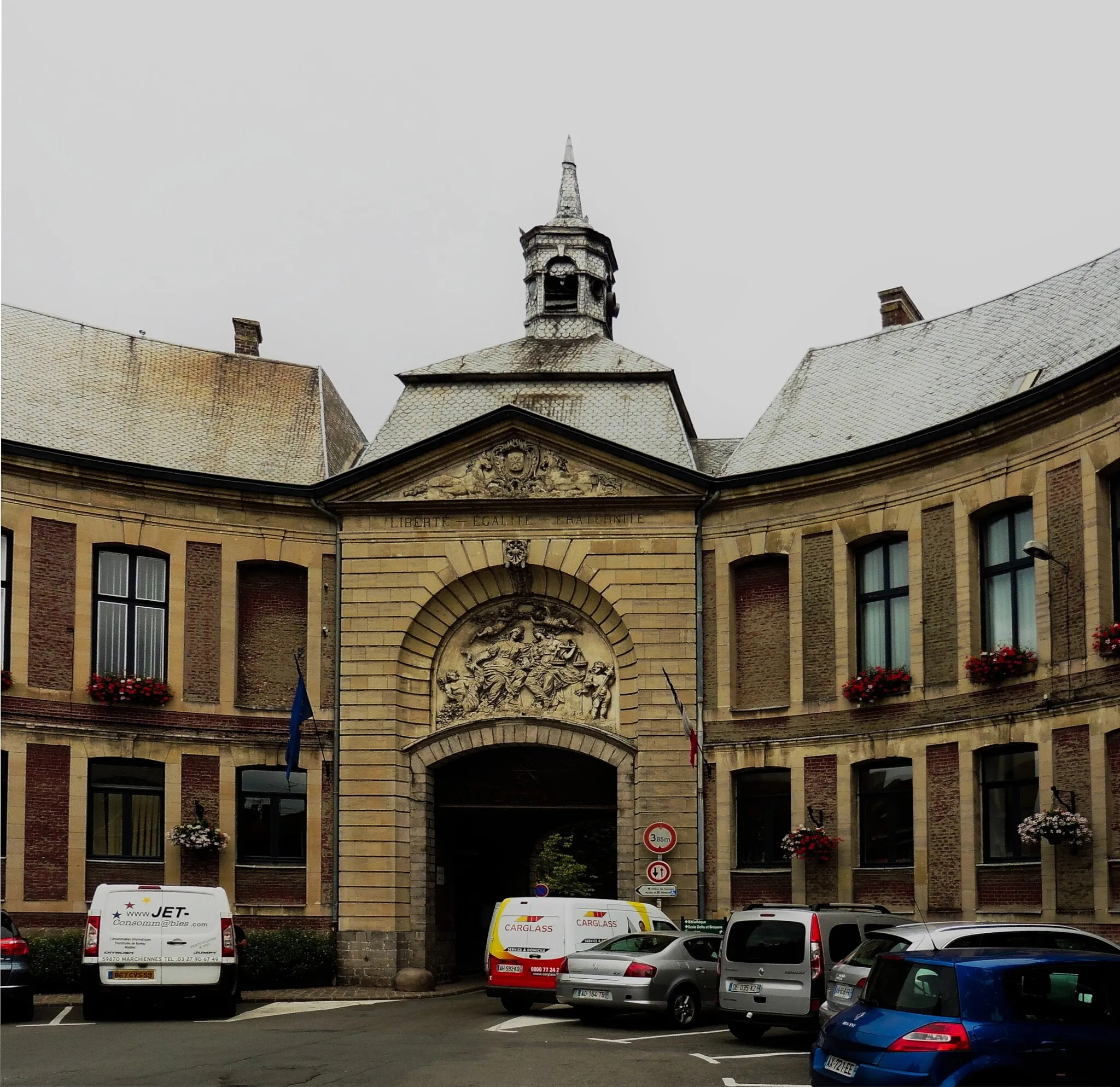 Photo showing: This building is indexed in the base Mérimée, a database of architectural heritage maintained by the French Ministry of Culture, under the reference PA00107736 .