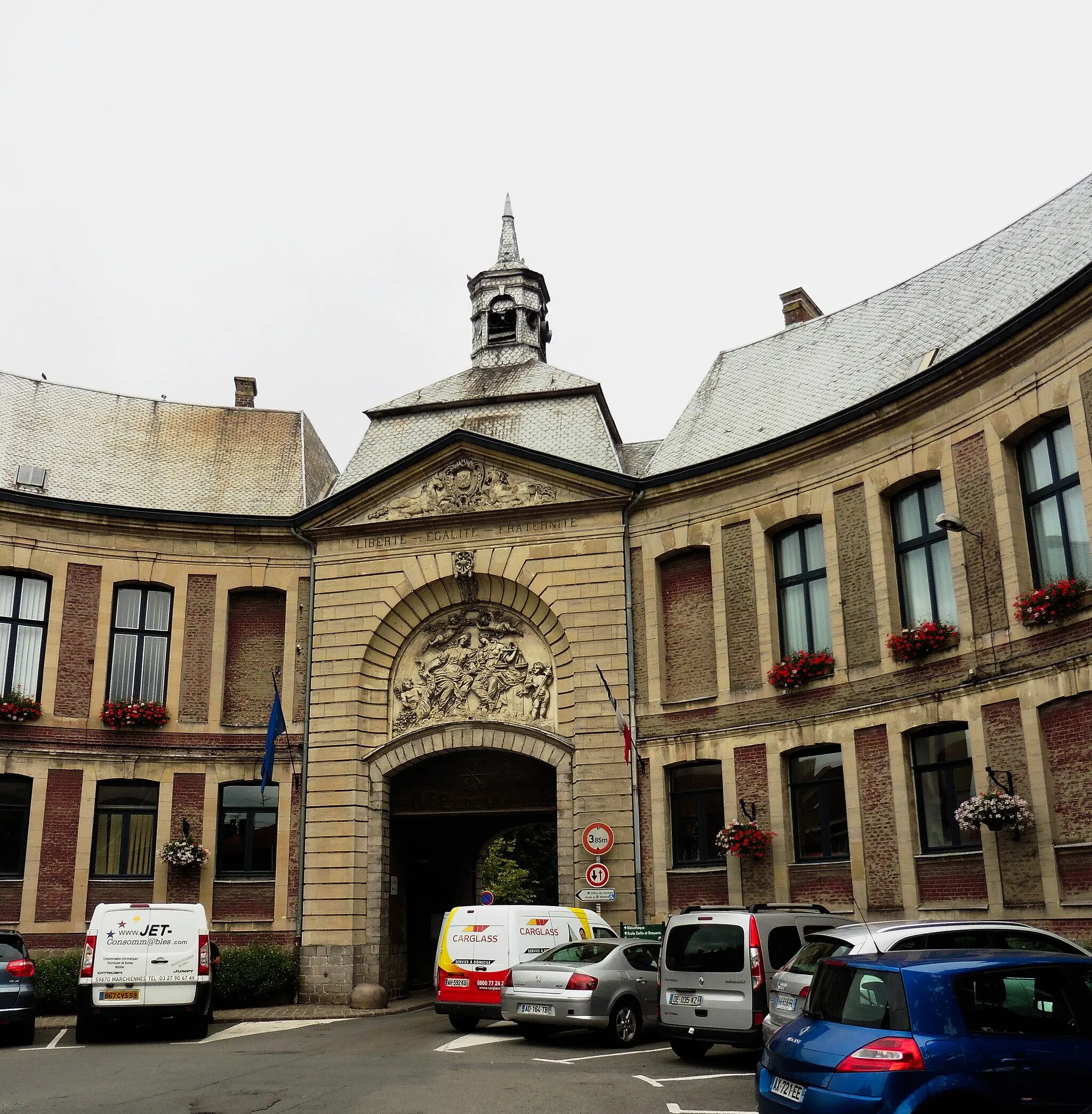 Photo showing: porche de la mairie de Marchiennes dans le Nord région Nord-Pas-de-Calais France.