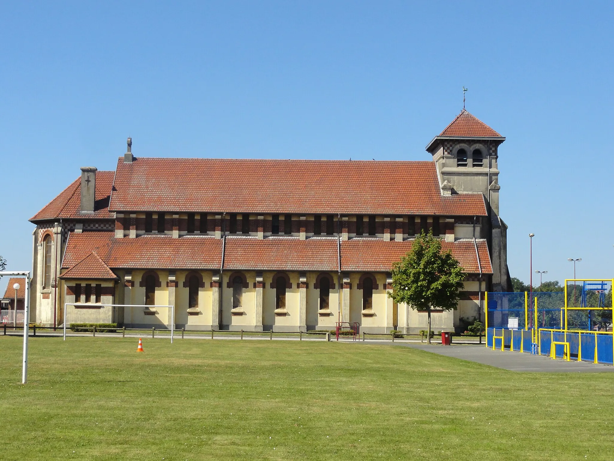 Photo showing: Église Sainte-Marguerite des cités de la fosse n° 10 - 10 bis de la Compagnie des mines de Béthune, Sains-en-Gohelle, Pas-de-Calais, Nord-Pas-de-Calais, France.