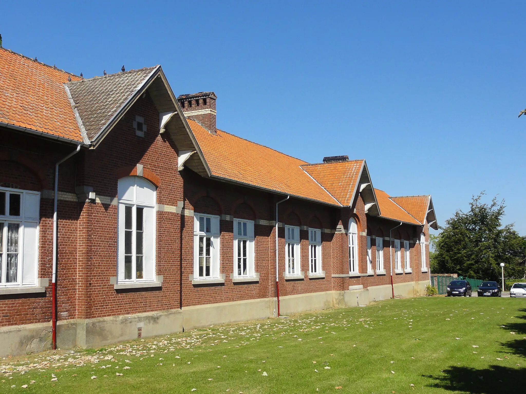 Photo showing: Écoles des cités de la fosse n° 10 - 10 bis de la Compagnie des mines de Béthune, Sains-en-Gohelle, Pas-de-Calais, Nord-Pas-de-Calais, France.