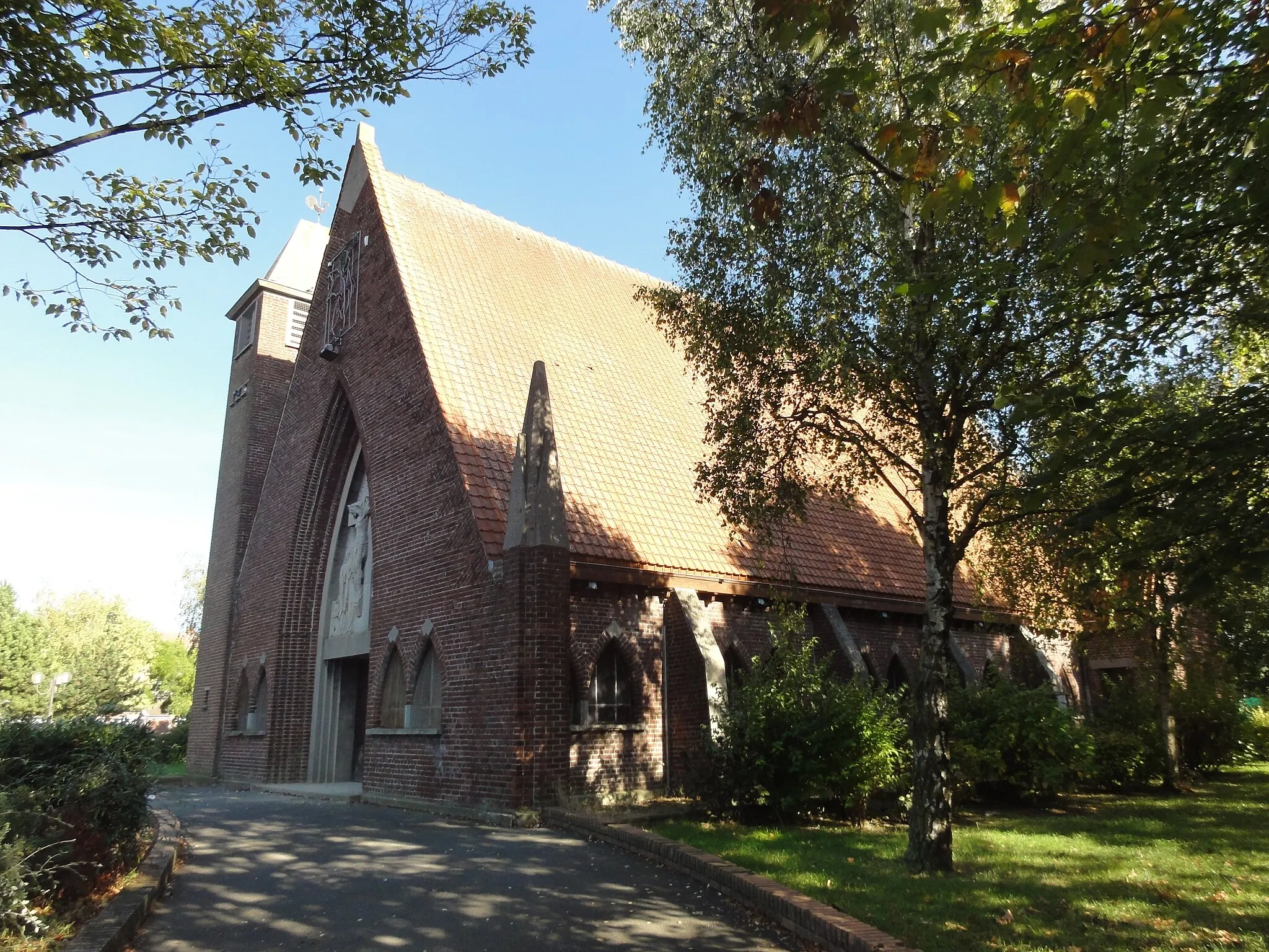 Photo showing: Église Sainte-Barbe des cités de la Fosse n° 1 de la Compagnie des mines de Drocourt, Drocourt, Pas-de-Calais, Nord-Pas-de-Calais, France.