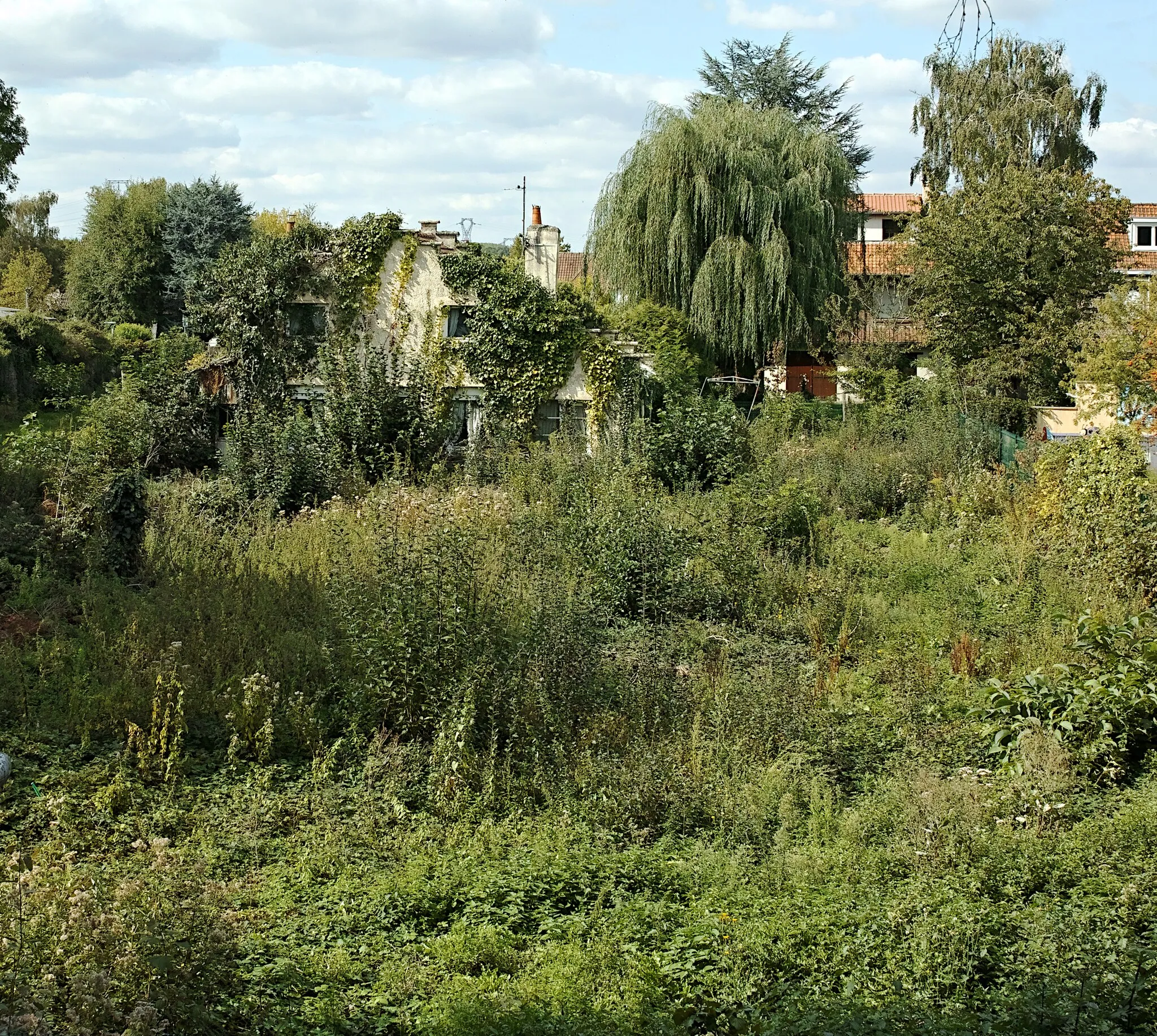 Photo showing: House and its garden, Rue d'Hallennes 67, in Sequedin.