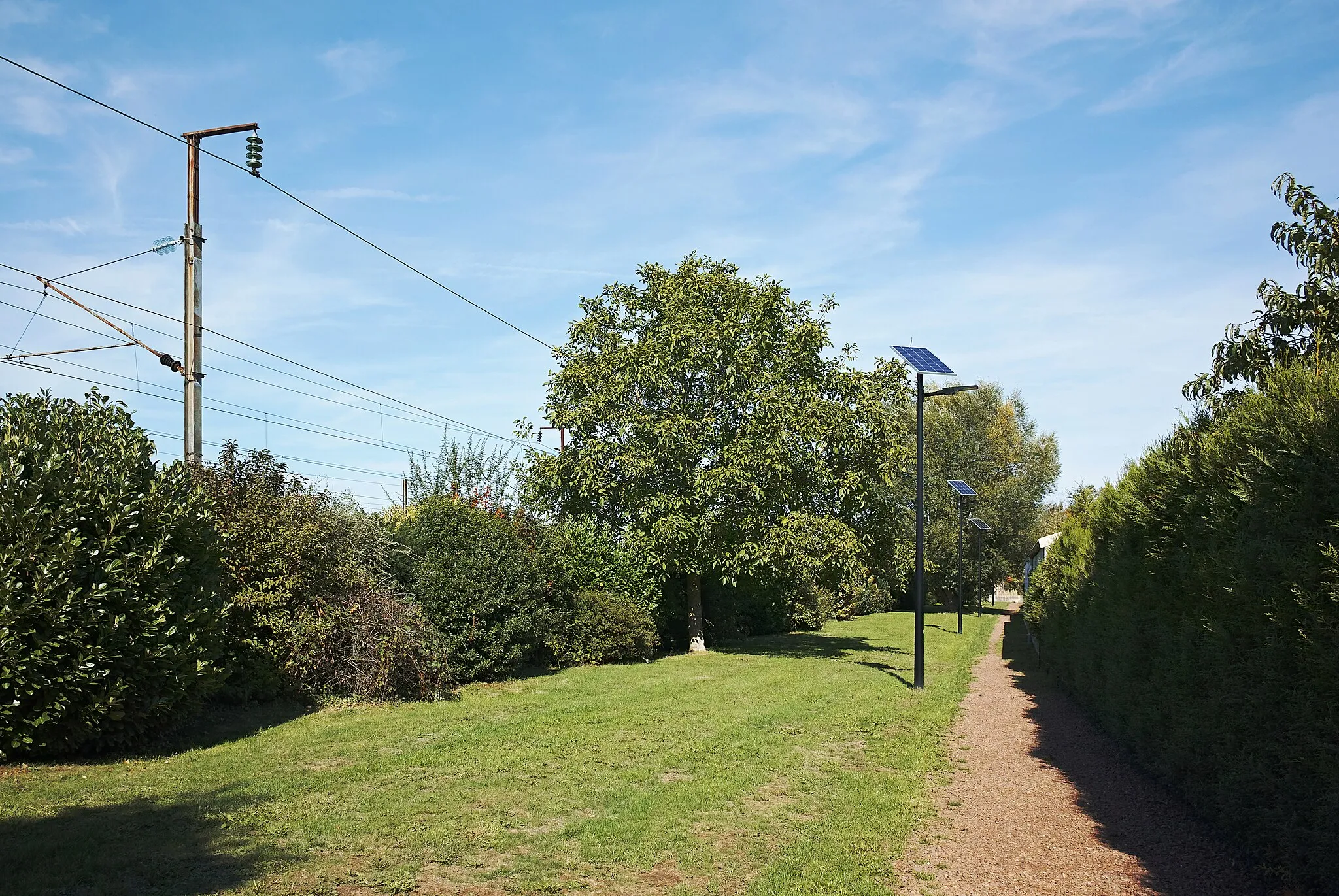 Photo showing: Path, along the railway line, in Sequedin.