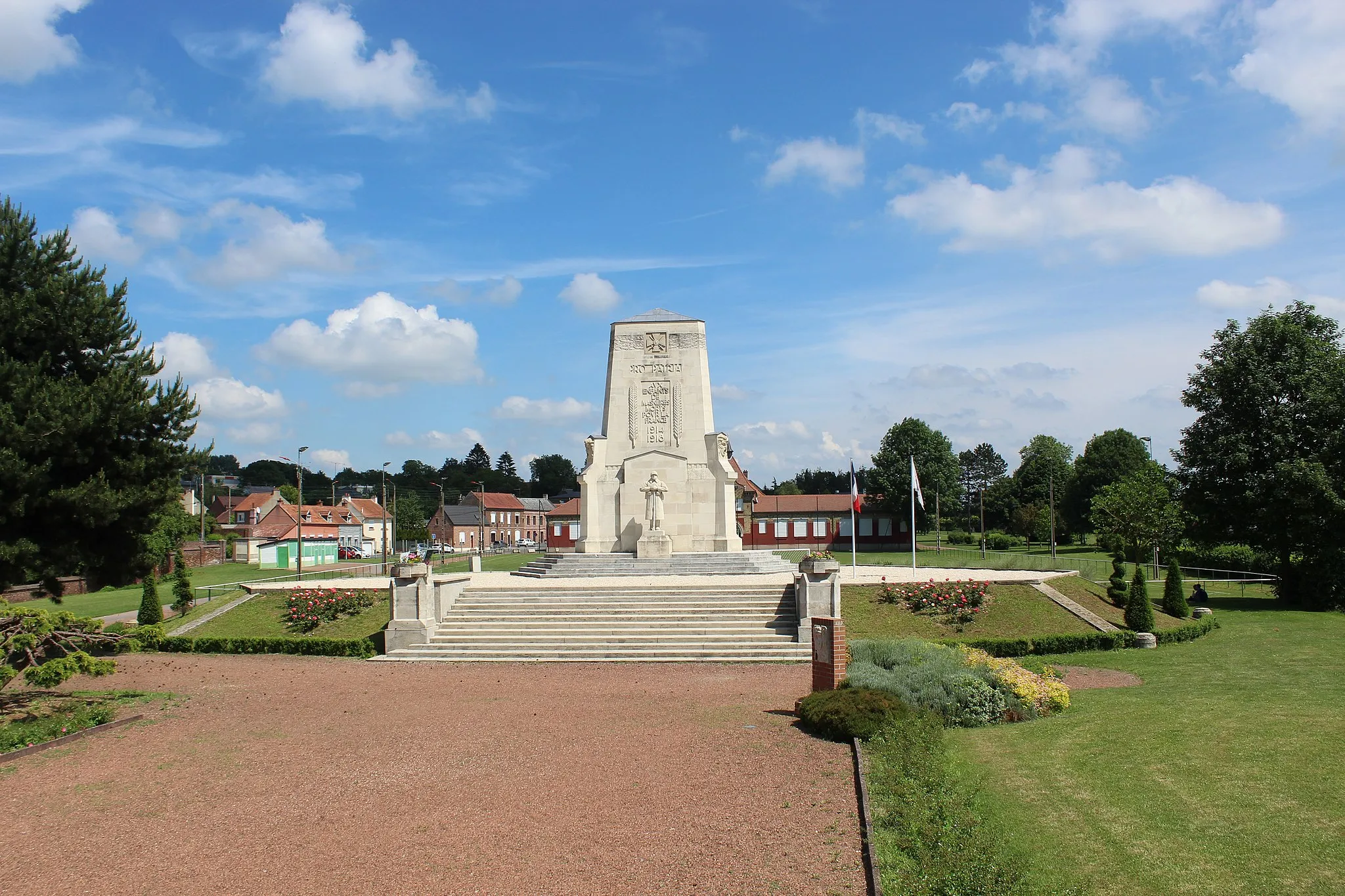 Photo showing: Le monument aux morts.