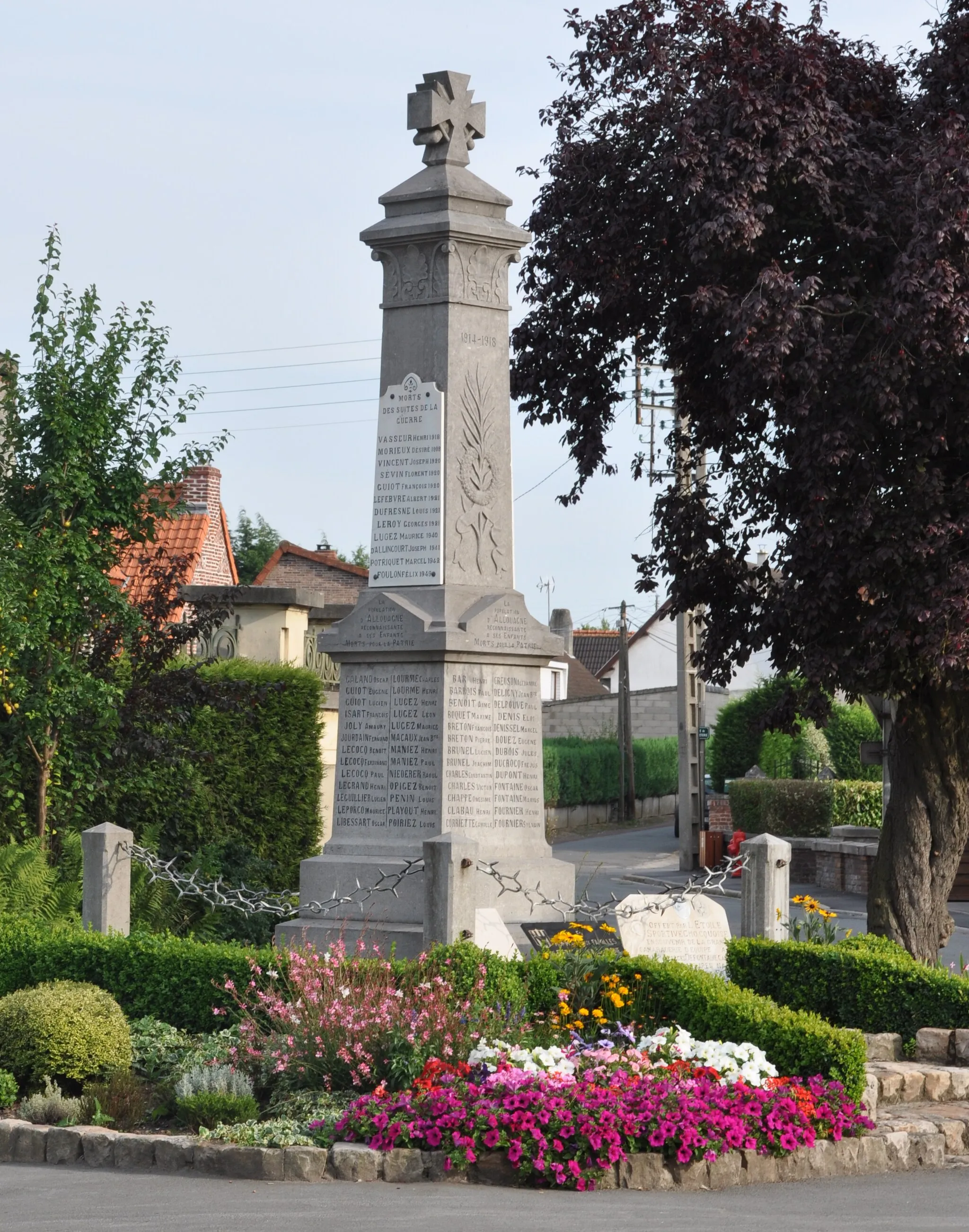 Photo showing: Monument aux morts d'Allouagne