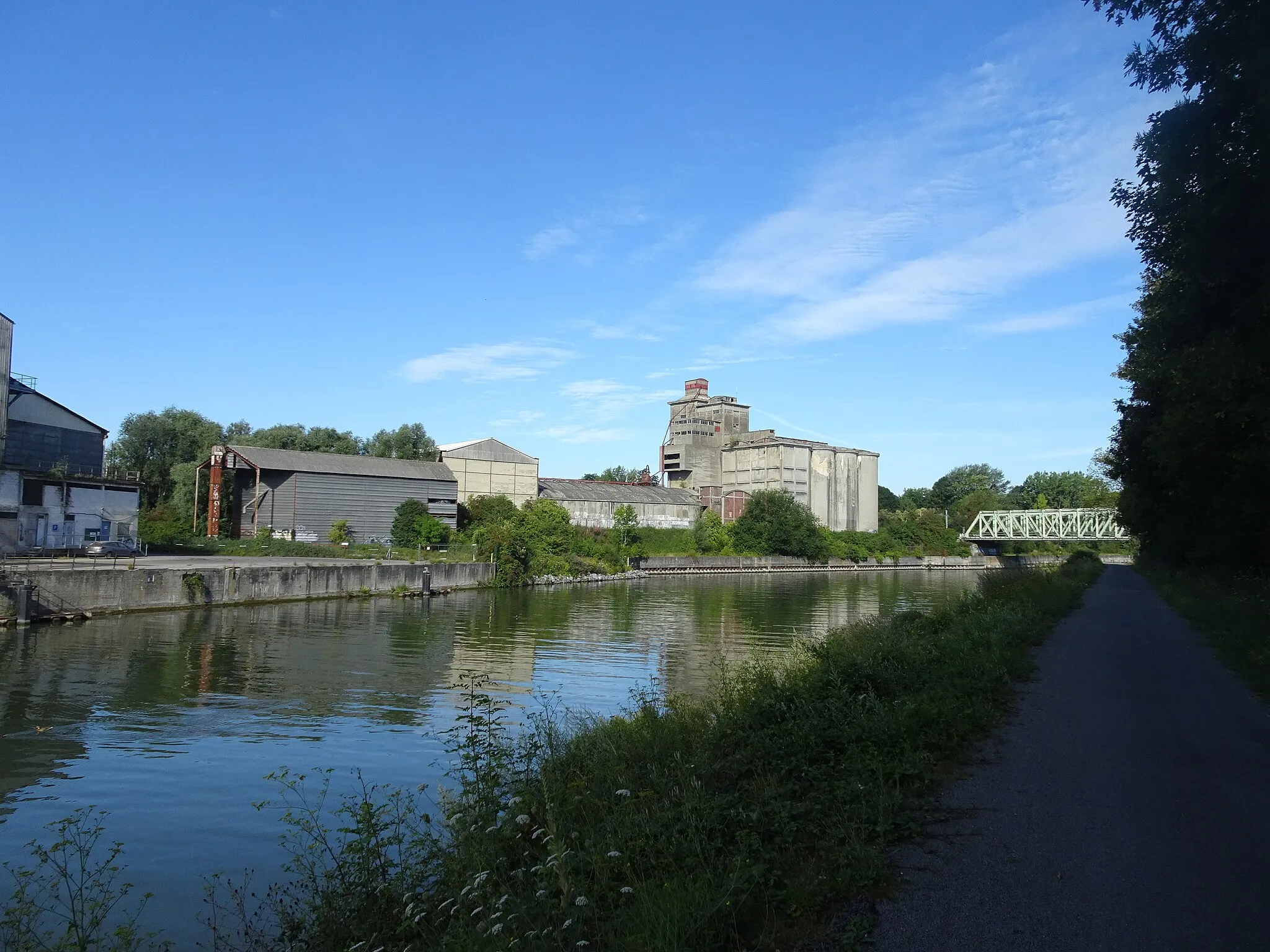 Photo showing: C2M3+7P de Noyelles-Godault vu du Canal de la Deûle à Évin-Malmaison, Pas-de-Calais en région Hauts-de-France.