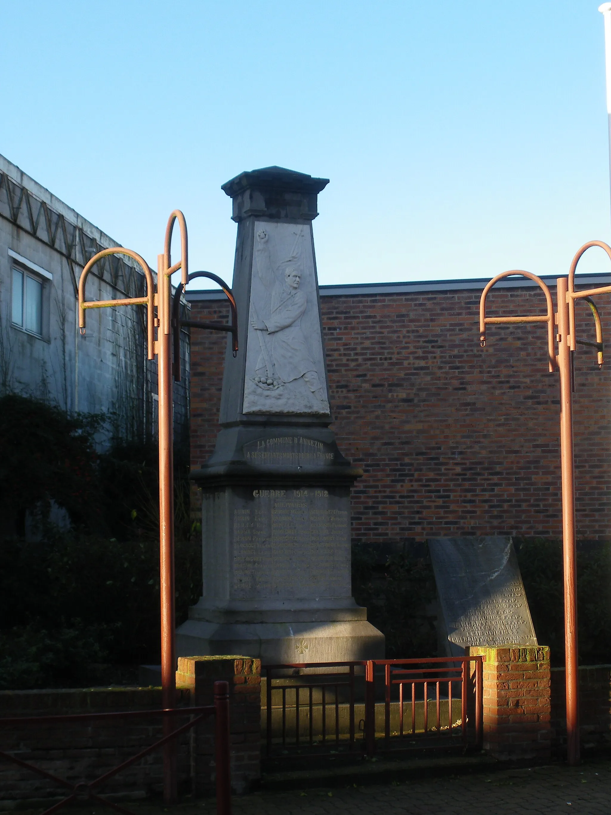 Photo showing: Vue du monument aux morts d'Annezin.