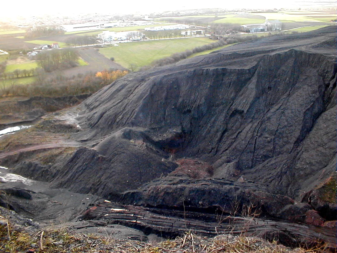 Photo showing: Terril de Saint Antoine démantelé en vue de récupérer le charbon et abandonné à son sort après la faillite de l'entreprise qui effectuait les travaux.