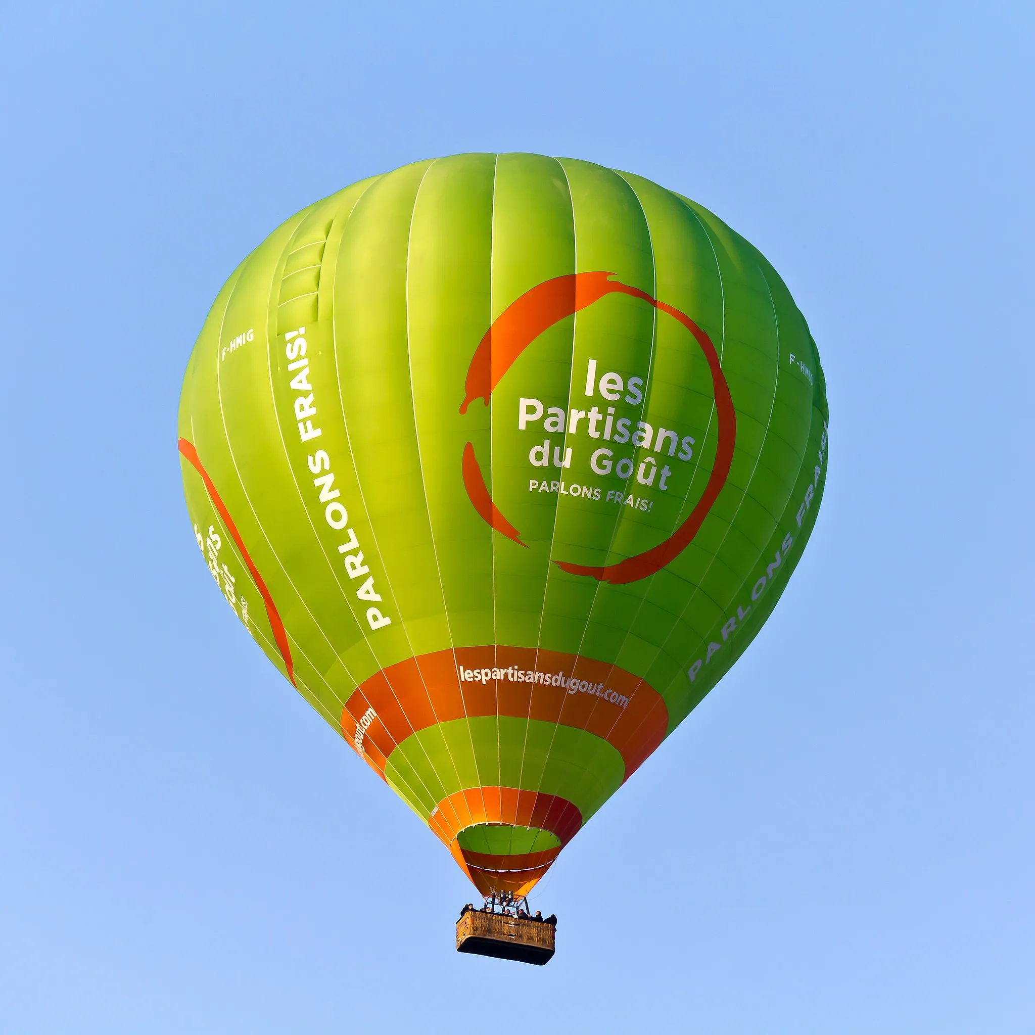 Photo showing: Hot air balloon over Bondues - registration F-HMIG with advertising for "Les partisans du goût"